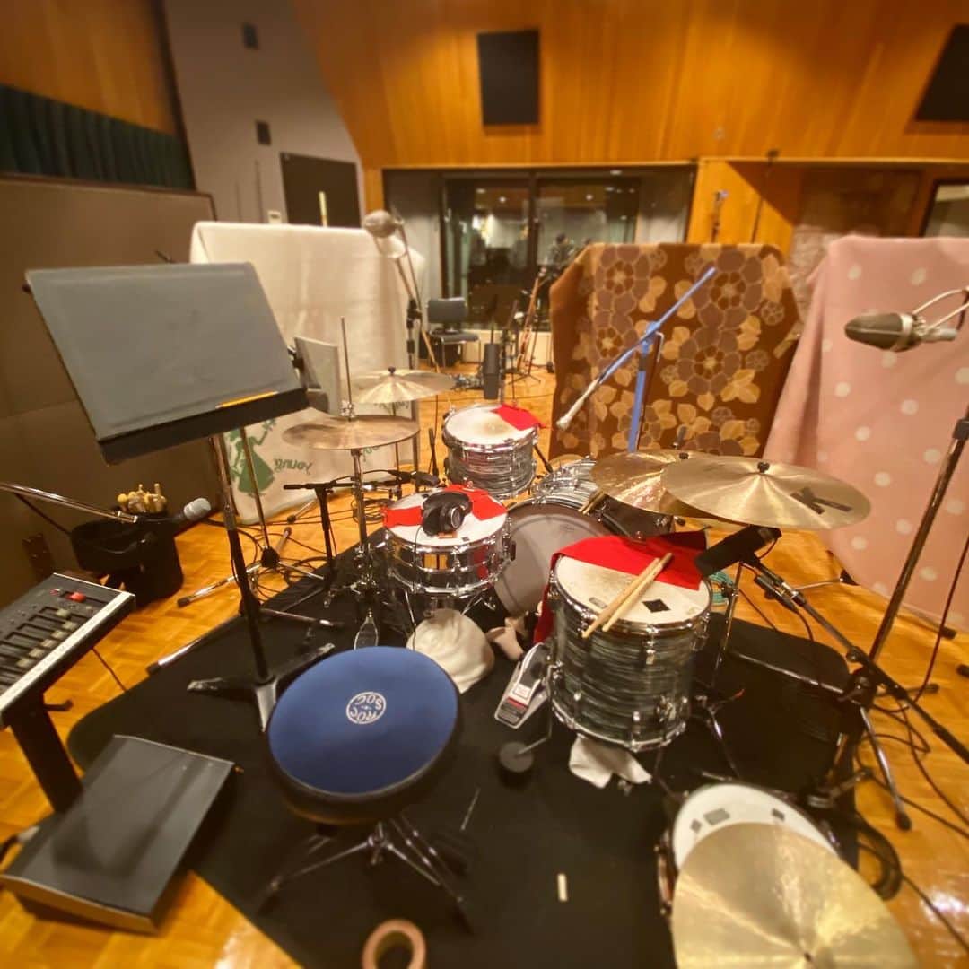 朝倉真司さんのインスタグラム写真 - (朝倉真司Instagram)「昨日はスタジオ始め。囲われて誰も見えない。隅くんのヘフナーと並んで、とつとつと歌と歩む。いい曲だ。」1月9日 12時33分 - asacses