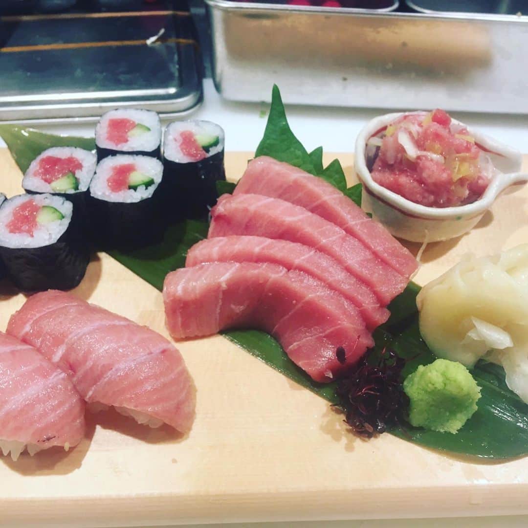 魚金さんのインスタグラム写真 - (魚金Instagram)「1月9日木曜日 お世話になってる仲買さんより少しだけ譲って頂きました！  市場ではこの様なやり取りの繰り返しで珍しい魚や目玉商品をたった1点1組様分しか買えなかったとしても召し上がって頂いたお客様に記憶に残ればと思い買い物しています。本日の中落ちも53店舗中6個の超限定品となってしまいましたが譲って頂いて感謝。又それを楽しんで貰えれば冥利につきます！  その他チラホラ目玉商品と豪快な鮮魚の刺し盛り、カルパッチョをバッチリ買い揃えましたので新年会のご予定などは魚金で是非  仕入部　片之坂 #魚金 #新橋#新橋居酒屋#居酒屋#銀座#京橋#神田#まぐろ#刺身盛り合わせ#吉祥寺#ビール#池袋#市場#先週村#マルタ島#唐揚げ#ブリ#渋谷#クラフトビール#レモンサワー#豊洲市場#牡蠣#ぶりしゃぶ#ワイン#神田#中落ち#横浜#food#foodie」1月9日 12時26分 - uokin_koho