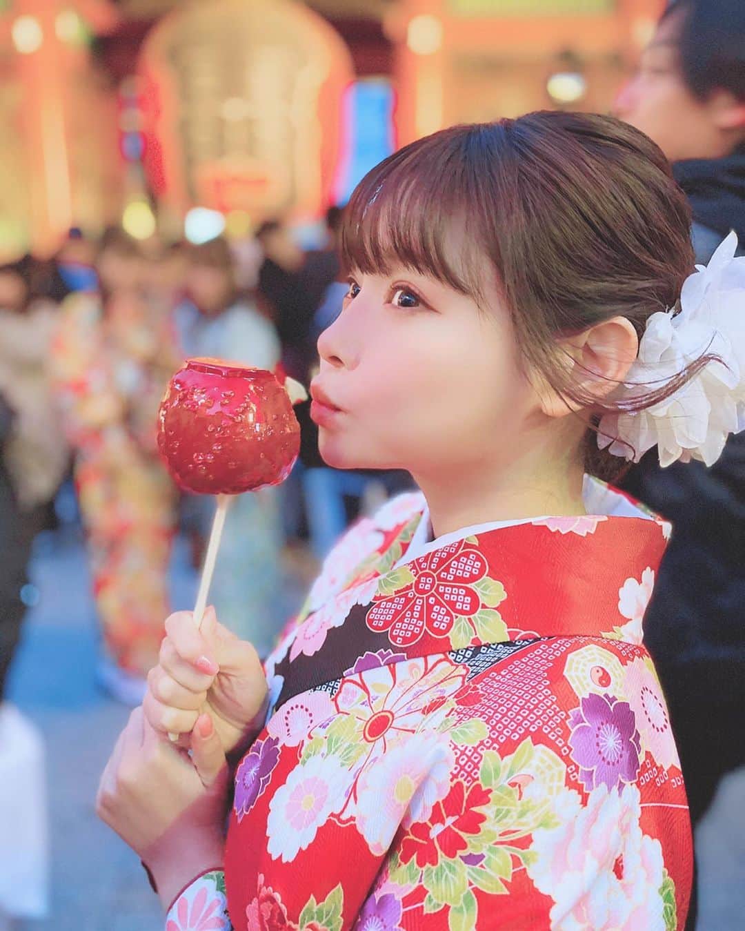 利咲のインスタグラム：「りんご飴を食べる夢を叶えた。 フルーツ飴というジャンルでイチゴも食べた。 鮎焼きが非常に熱かった（最後の動画の反応…笑） しかしとても美味しかった。  りんご🍎といちご🍓どっちが好き？  Which do you like,apple or strawberry?  #HappyNewYear #2020 #happynewyear2020 #晴れ着 #着物 #お正月 #🎍 #kimono #👘 #japanese #雷門 #浅草 #浅草寺 #japanesenewyear  #初詣 #⛩りんご飴 #いちご飴 #フルーツ飴 #鮎の塩焼き #🍎 #🍓」