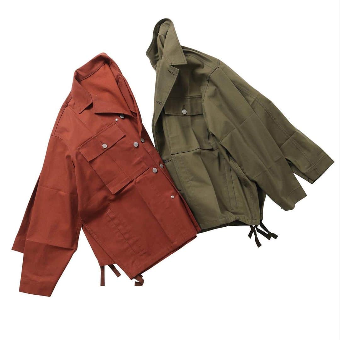 ビューティフルピープルさんのインスタグラム写真 - (ビューティフルピープルInstagram)「【oiled duck cloth military jacket】  Inspired by M-43 U.S.ARMY jacket in the 40s.  Vintage washing effects, water resistance with oil coating.  Unisex item size 34-40.  40年代のU.S.ARMY M-43 ジャケットがインスピレーションのミリタリーブルゾン。⁠⠀ 味のある雰囲気のオイル加工を施したダッククロスは⁠⠀ ヴィンテージの皮革製品を思わせるオイリーな質感が特徴的。⁠⠀ オイル加工を施すことで、撥水性がプラスされ⁠⠀ 着用し続けることで身体に馴染む経年変化が楽しめる素材。⁠⠀ やや丸い肩周りと後ろ袖のボリュームでフォルムのあるシルエットで男女問わず着用可能なアイテム。⁠⠀ ⁠⠀ #unisex⁠⠀ #bpはとにかく素材がすごい⁠⠀ #beautifulpeople⁠⠀ #ビューティフルピープル」1月9日 18時22分 - beautifulpeople_officialsite