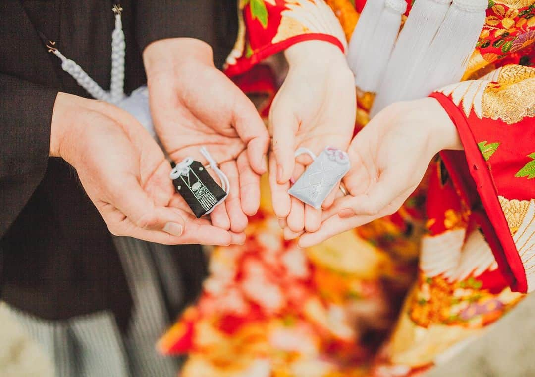 京都神社婚さんのインスタグラム写真 - (京都神社婚Instagram)「2020年もたくさんの新郎新婦様のサポートができるご縁がありますように☆ ご覧のみなさまの大切なこの１年が素晴らしいものとなりますように☆ ・ ・ ・ ・ ・ ・ 京都神社婚は、衣装・着付け・ヘアメイク・当日のアテンド・写真撮影およびデータ・アルバムなど必要なものを全てセットで含んだサービスです◎ ・ ・ ・ お気軽に、挙式のこと、ご相談ください◎ ・ ・ ・ ・ #Kyoto#京都#Japan#和装#着物#白無垢#京都神社婚#和婚#神前式#神社挙式#結婚式#結婚#wedding#ウェディング#ブライダル#bridal#bride#結婚準備#結婚式準備#花嫁準備#プレ花嫁#花嫁#instawedding#幸せ#weddingphotographer#撮影#スタジオゼロ」1月9日 18時22分 - st.jinjakon