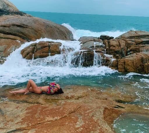 ニッキー・サンダーソンのインスタグラム：「Between a rock and a hard place 🌊  #rock #rockface #pool #sea #waves #pose #poser #photo #photograph #bikini #thailand」
