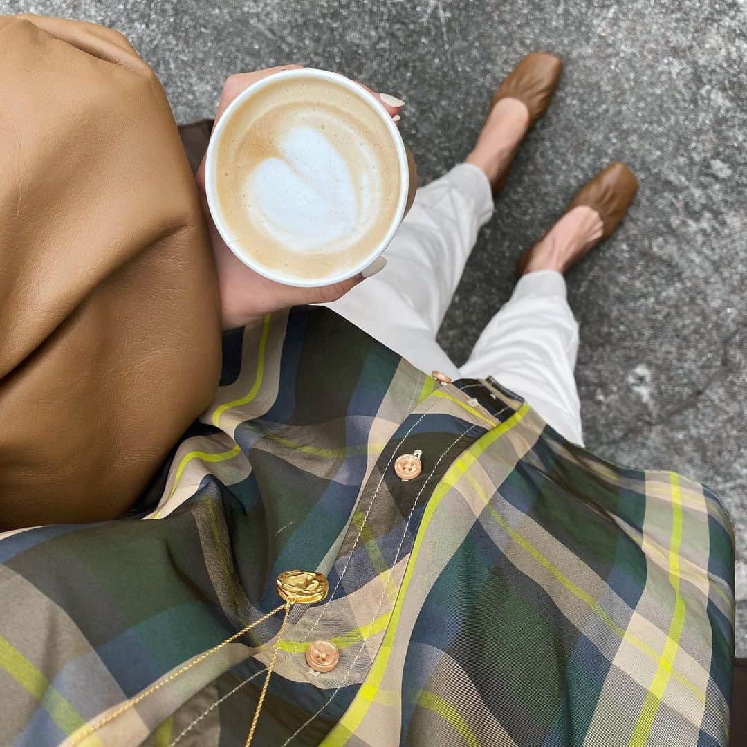 美生のインスタグラム：「☕️🤎﻿ ﻿ この日を待ってました。﻿ ﻿ ついに明日は﻿ たくさんのラブコールをいただいた﻿ あのパンツやスカート、﻿ そしてまちゃさんのライブで﻿ 大好評だったあのお靴が発売です🤎﻿ ﻿ お時間あいましたら﻿ ぜひ明日の @donobanweb LIVEを﻿ 見ていただけますと﻿ 嬉しいです🥰﻿ ﻿ ﻿」