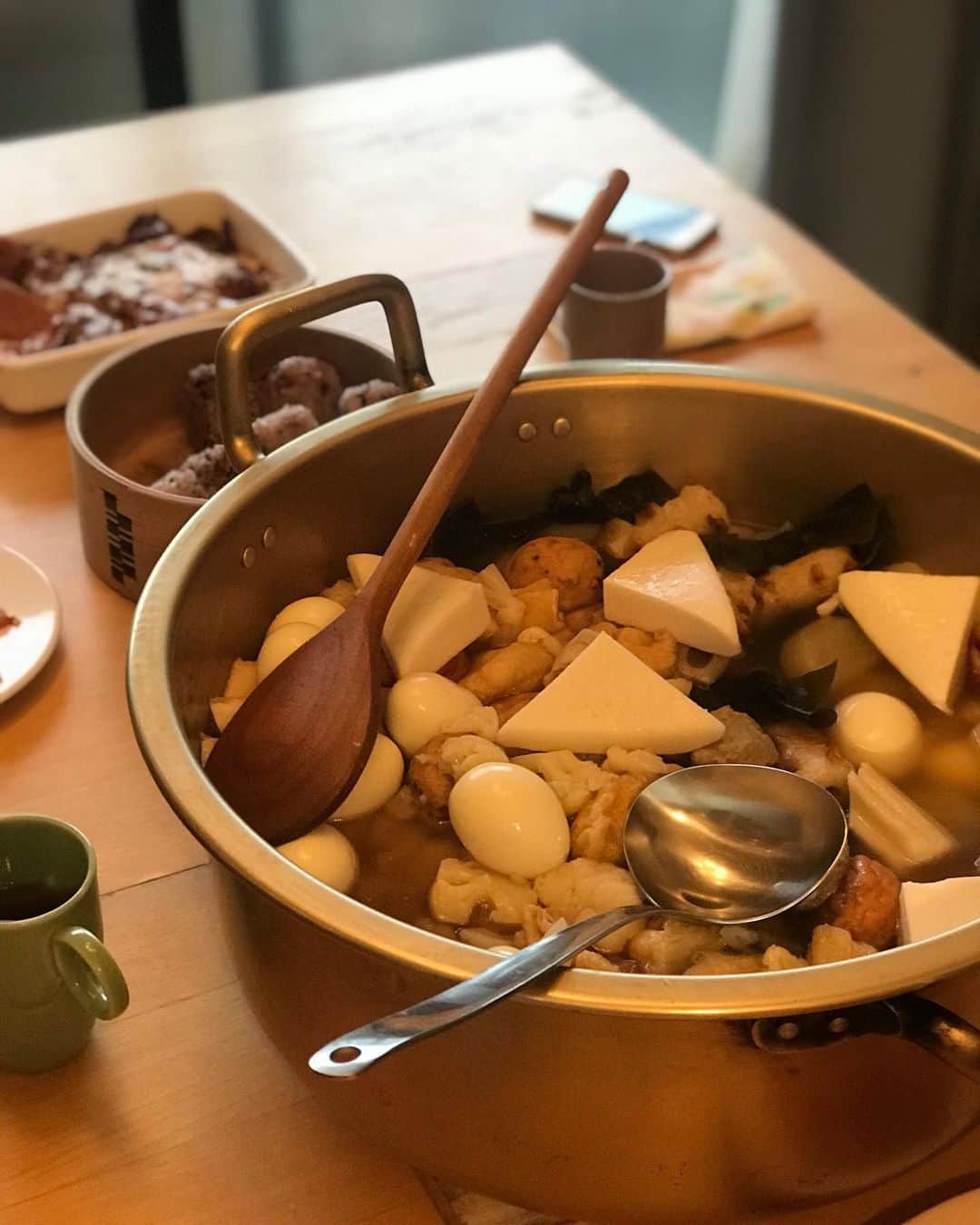 福田淳子さんのインスタグラム写真 - (福田淳子Instagram)「撮影はじめはkodomoeの連載。恒例の誕生日会も。今日のまかないはおでんとにんじんしりしり、ほうれん草のごま和え、伊達巻、なすのミートグラタン、十穀米のおにぎり。 みんなからもたくさん、おいしいお菓子をもらって幸せ。  おでんは愛のある食べものだなって思います。手作りじゃなくても、疲れてるときにコンビニのおでん食べると心に沁みます。食べる人のことを考え出すと、具材が増えて、量が増えて、もはや炊き出しレベル。寒い日は温かいものがやっぱりうれしい。友達のおうちで食べたおでんにカリフラワーが入ってて美味しかったので、まねっこ。下茹でして、最後に入れるだけ。冷めるとに味がしみる感じ。おいしかったので、これから定番にしようかな。  そんな中で撮影はすっかり春から初夏へ。  #kodomoe #おでん #happybirthday  #birthdaycake #jbirthdaycakes #sweetwitchj」1月9日 12時59分 - junjunfukuda