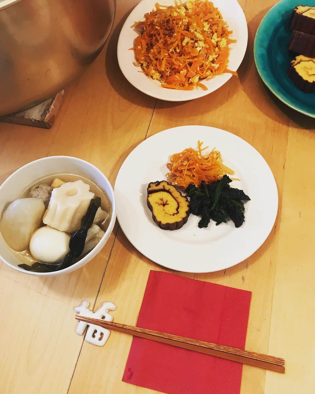 福田淳子さんのインスタグラム写真 - (福田淳子Instagram)「撮影はじめはkodomoeの連載。恒例の誕生日会も。今日のまかないはおでんとにんじんしりしり、ほうれん草のごま和え、伊達巻、なすのミートグラタン、十穀米のおにぎり。 みんなからもたくさん、おいしいお菓子をもらって幸せ。  おでんは愛のある食べものだなって思います。手作りじゃなくても、疲れてるときにコンビニのおでん食べると心に沁みます。食べる人のことを考え出すと、具材が増えて、量が増えて、もはや炊き出しレベル。寒い日は温かいものがやっぱりうれしい。友達のおうちで食べたおでんにカリフラワーが入ってて美味しかったので、まねっこ。下茹でして、最後に入れるだけ。冷めるとに味がしみる感じ。おいしかったので、これから定番にしようかな。  そんな中で撮影はすっかり春から初夏へ。  #kodomoe #おでん #happybirthday  #birthdaycake #jbirthdaycakes #sweetwitchj」1月9日 12時59分 - junjunfukuda