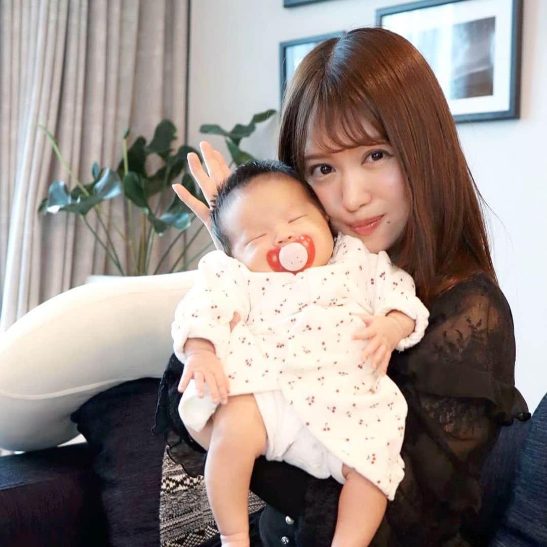 磯部奈央さんのインスタグラム写真 - (磯部奈央Instagram)「🤱🏻♡ . ストーリーには載せましたが、先日まいちゃんが娘に会いに来てくれました😊 . 普段、わたしは撮影者になることが多くて、わたしと娘の写真が少ないから、写真撮ってもらえて嬉しい〜😍 . とってもかわいい出産祝いもありがとう🎁♡ . たくさん笑って癒されたな😆 . . .  #令和ベビー #令和元年ベビー #乳児#babygirl #生後1ヶ月 #0歳 #新米ママ #新米ママと繋がりたい #ママと繋がりたい #赤ちゃんのいる暮らし #あかちゃんのいる生活 #ママカメラ部 #ベビスタグラム #べびすたぐらむ #ベビー #女の子ベビー #女の子ママ #親バカ部 #12月生まれ #成長記録 #育児記録 #娘 #出産祝い」1月9日 12時59分 - nao_isobe729