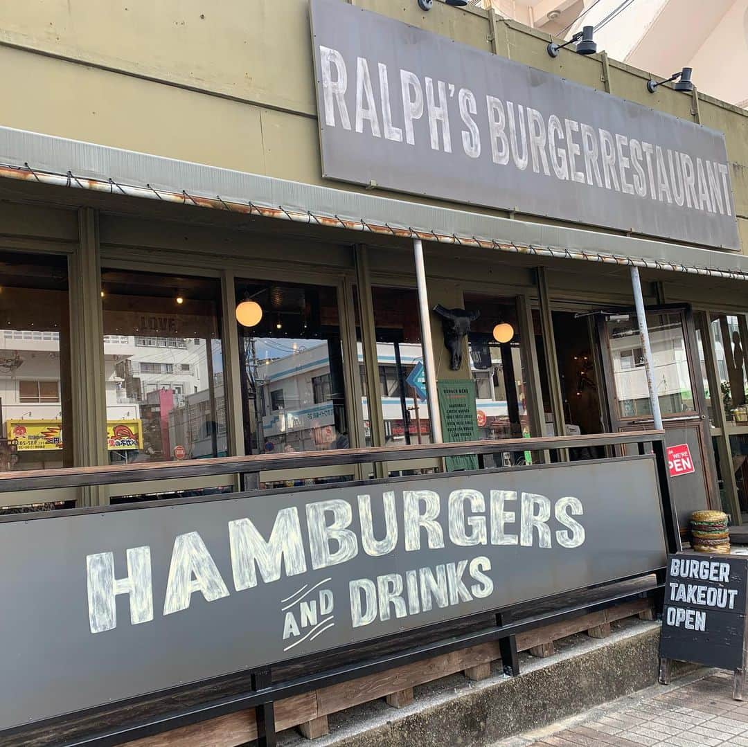 彼方茜香さんのインスタグラム写真 - (彼方茜香Instagram)「hamburger♥ 沖縄に来たら1食はハンバーガー！ 今回は沖縄市園田にある  #ralphsburgerrestaurant  駐車場が見当たらなかったので近くのパーキングから歩いて行きました！ボリューム満点 #チーズバーガー に何とも言えんニコちゃんポテト（笑） #写真がsnowになっちまってた  #沖縄グルメ  #沖縄ハンバーガー巡り  #お昼はガッツリ食べるたいぷ #ハンバーガー好きな人と繋がりたい  #saryn沖縄」1月9日 12時56分 - serikaochikata