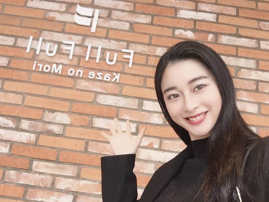 西山なずなのインスタグラム：「. フルフルは明太フランスパンがとにかく美味しい😋 ここのフルフル初めて行ったけど シックでテラス席もあって海を眺めながら ゆっくりくつろげるスペースもあってキッズコーナーもあるし、ファミリーにも優しい空間やった😌 パンはもちろん、ドリンクも種類たくさんでおいしかった〜！ 私は安定のアールグレイティー✌︎ ・ ・ #フルフルの連続投稿すみません #フルフル #fullfull #kazenomori #パン #ベーカリー #福岡カフェ #カフェ  #香住ヶ丘 #家族 #ゆっくり #海 #キッズ #西山なずな  #cafe #bakery #selfie #family #kids #sea」