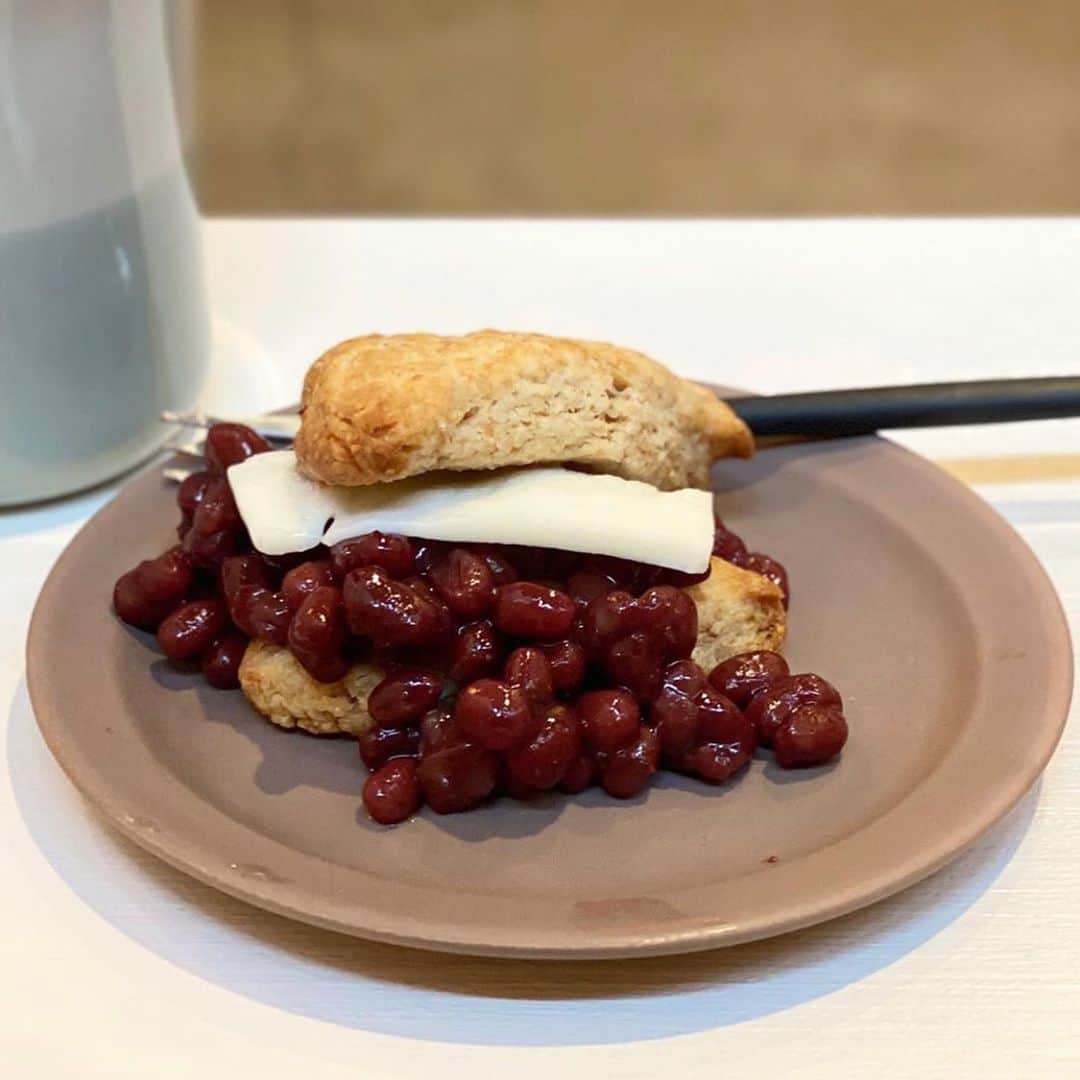 のインスタグラム：「【RETRIP×東京】 こちらは東京にある「Anc coffee stand（アンクコーヒースタンド）」です。焼菓子が有名なこちらでは、"あんバタースコーンサンド"が大人気。サクサクのスコーンとたっぷりの小倉にバターなんて美味しいに決まってます。 . RETRIPでは「おでかけ」に関する様々な情報を発信しています。ぜひ他のアカウントもチェックしてください！ @retrip_nagoya_ 名古屋の話題のカフェを紹介 @retrip_osaka_ 大阪のおでかけグルメスポットを紹介 @retrip_kyoto_ 京都のおでかけスポットを紹介 @retrip_fukuoka_ 福岡のおでかけグルメスポットを紹介 @retrip_hokkaido_ 北海道のおでかけスポットを紹介 @retrip_korea_ 韓国の話題のカフェを紹介 @retrip_news 最新のおでかけ情報を紹介 @retrip_nippon 日本の絶景を紹介 @retrip_global 海外の絶景を紹介 @retrip_gourmet 全国の話題のスイーツを紹介 @retrip_dinner 全国の話題のごはんを紹介 @retrip_cafe 全国のおしゃれなカフェを紹介 . ▼RETRIP[リトリップ]のアプリは AppStore、GooglePlay「リトリップ」で検索！ プロフィールのURLからもダウンロードできます。 . photo by @hortensiajuin . . #retrip #retrip_rh #retrip_gourmet #retrip_sweets #RETRIP #リトリップ #Anccoffeestand #アンクコーヒースタンド #あんバタースコーンサンド #あんバター #スコーンサンド #スコーン #西早稲田 #西早稲田カフェ #東京 #東京カフェ #東京カフェ巡り #カフェ好きな人と繋がりたい #スイーツ好き #スイーツ好きな人と繋がりたい #スイーツ好きな人とつながりたい #グルメ好きな人と繋がりたい #グルメ好き #グルメ好きと繋がりたい #スイーツ部 #カフェ部」