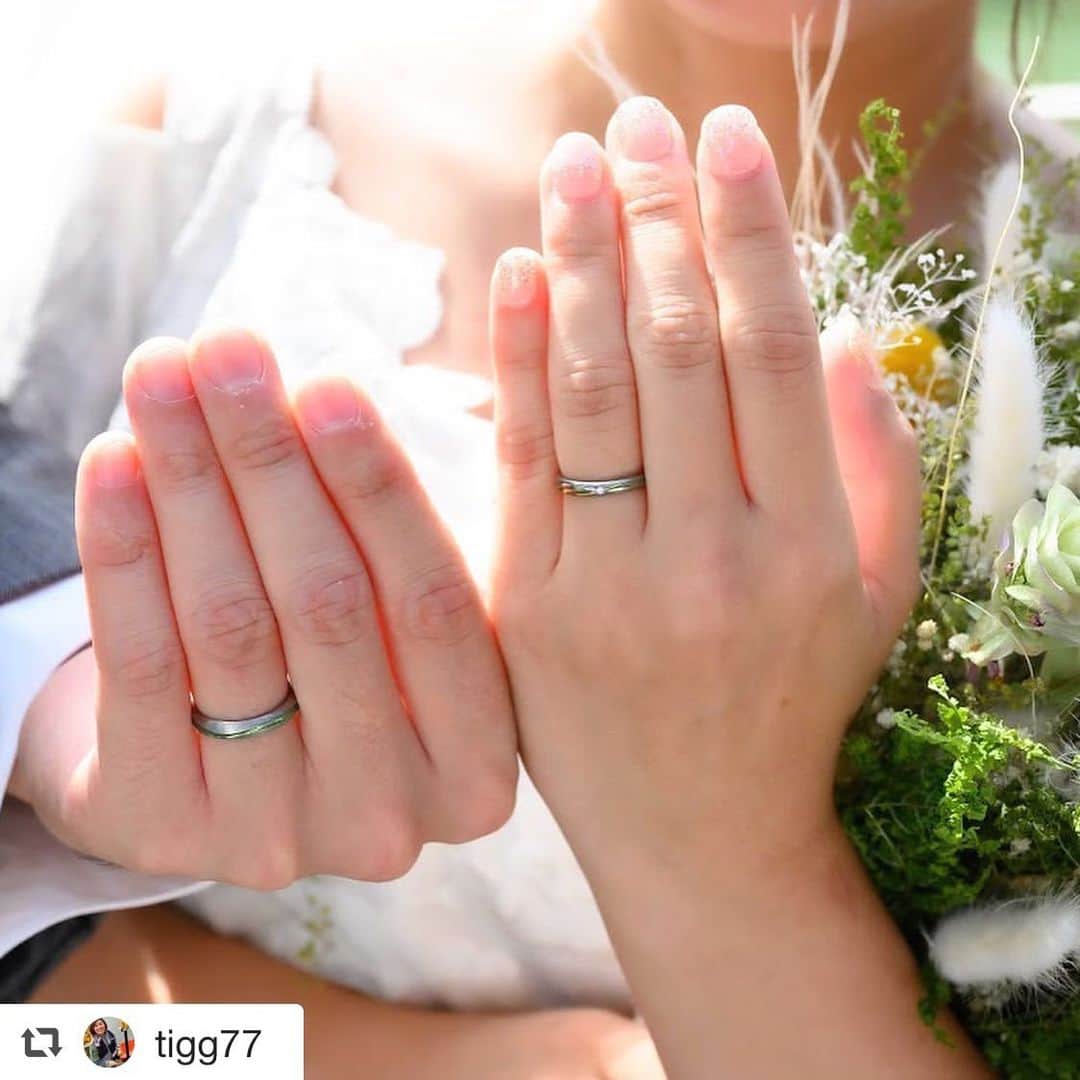 SORA ≪SORA表参道の公式アカウント≫のインスタグラム：「. ぜひ『 #結婚指輪sora 』のハッシュタグを入れて お写真を投稿してくださいね＊* . みなさんの素敵なご投稿はSORAの 公式アカウントでご紹介いたします！ . 本日は @tigg77 さまのご投稿をご紹介♪ ･:*+.･:*+.･:*+.･:*+.･:*+.･:*･: 【About the Ring】結婚指輪について 「緑の結婚指輪があったらいいのにな」という、緑で有名なマシューさんのために探したらグリーンゴールドとか、緑の宝石を留めるとか、色々方法を見つけたのだけれど、最終的に「これや‼️」てなったのはSORAのジルコニウムの結婚指輪でした☺️ 私は元々結婚指輪に対しての「このブランドが良い」とかの希望がなくて、できれば他の人と被らない、自分たちらしいのが良いなと思っていました。 マシューさんもわりと同感でしたが、彼にはその他の希望として「普段アクセサリーとかほとんどつけないし、何かついてる感が苦手だからなるべく違和感がないものがいい、軽いつけ心地がいい」というのがありました。 最初は木目の指輪も気になっていろんな指輪屋さんのを試着してみてましたが、プラチナやゴールドとなるとやっぱりわりとずっしり来る… そんななかでSORAの表参道のお店に行って初めてジルコニウムの指輪をつけたときに「すんごい軽い…‼️」と衝撃を受け、マシューさんも「これ好き‼️」となったのでここで指輪をお願いしよう、と決めたのでした😌 デザインも色々あったけどなるべく細身で指に沿うものを探したら「クリーク」というデザインが一番我々のイメージにピッタリでした。 色も10色以上の中から選べて、数年後にカラーチェンジをすることもできるというところが飽きっぽい自分に良いなと(笑) マシューさんは緑一色、私はウォーターメロン🍈という名前のついた緑からピンクになるグラデーションカラーを乗せてもらうことに。 石は、今後の結婚記念日や何かあったときに追加で5つまで乗せてもらえるように私の方のデザインをアレンジしてもらい、最初のダイヤを真ん中に乗せてもらいました。 内側にはお互いのイニシャルと入籍日を刻印してもらいました😌 結婚式の直前に指輪が完成して受け取りに行った日、嬉しくて2人で帰り道に歩きながら自撮りしてました笑 サムシングブルーじゃなくてサムシンググリーンな結婚指輪ですが、我々らしい個性的な指輪でとても満足しています。 結婚式当日は、私の母が手作りしてくれたリングピローを使わせていただきました😌 私の手芸好きは間違いなく母の血☺️ ありがとう😊 ･:*+.･:*+.･:*+.･:*+.･:*+.･:*･: . #結婚指輪 #婚約指輪 #表参道 #金属アレルギー #金属アレルギー対応 #レアメタル #鍛造  #手作り #手作り指輪 #マリッジリング #エンゲージリング #ブライダル #ウェディング #プレ花嫁 #クリエィティブ #デザイン #個性的 #bridal #wedding #jewelry #ring #weddingring #creative #design #japaneseart #madeinjapan ﻿ #2020春婚 #2020夏婚  #2020wedding」