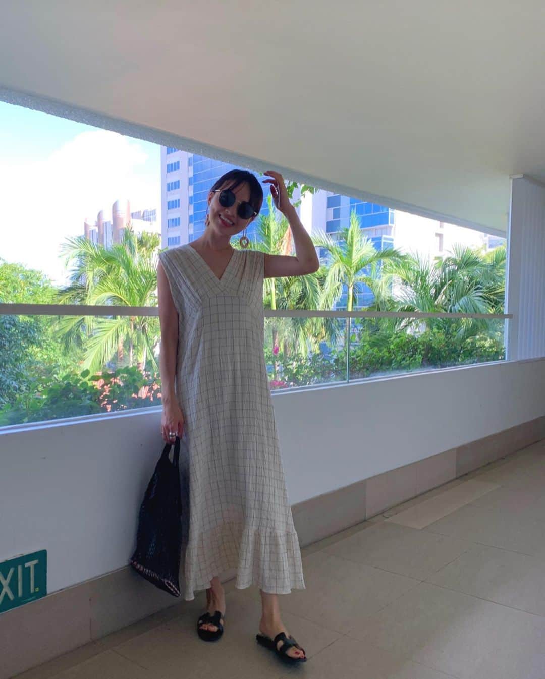 春名亜美さんのインスタグラム写真 - (春名亜美Instagram)「シンガポールでのcoordinate. 湿気が多く、気温の高いシンガポールで @fromfirstmusee のＳＳのお洋服を実際に着てみて、やはりこういう素材の気持ちいい、ゆるワンピは最高だなと。 水着の上にも着たし、レストランにお食事に行く時にも着れたし、小物次第でどんな場面でも活躍してくれました✨ ・ ・ ・ #fromfirstmusee #Musee #フロムファーストミュゼ #2020ss #シンガポール #singapore #子連れシンガポール #子連れ旅行 #coordinate #ママコーデ #ママコーディネート」1月9日 13時18分 - amiharunaami