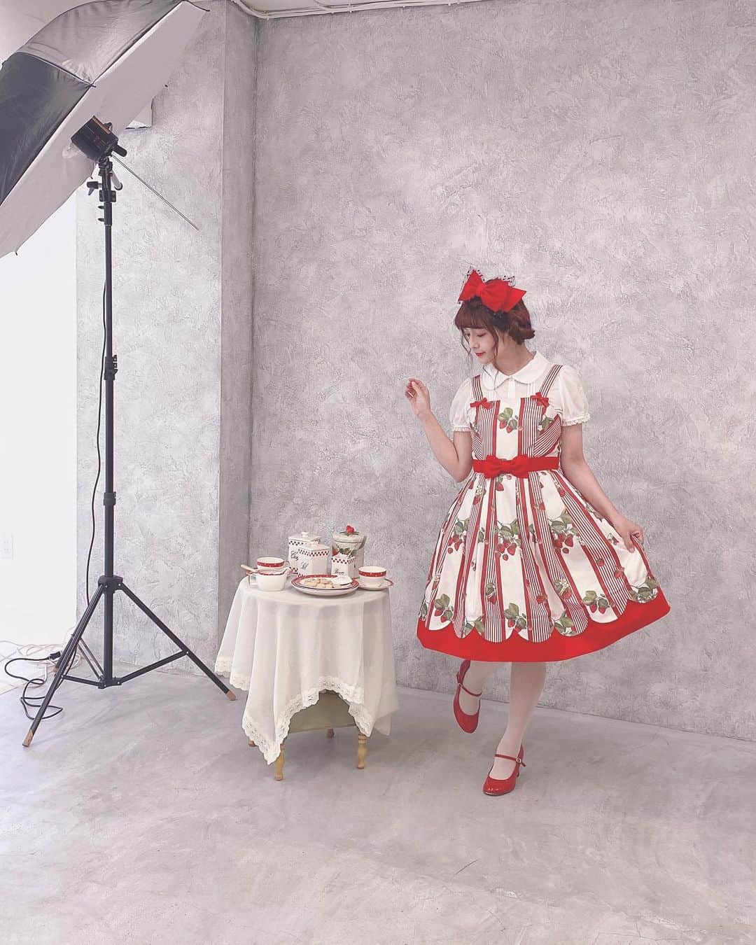 青木美沙子さんのインスタグラム写真 - (青木美沙子Instagram)「イチゴ🍓柄 着たくなる季節」1月9日 13時28分 - misakoaoki