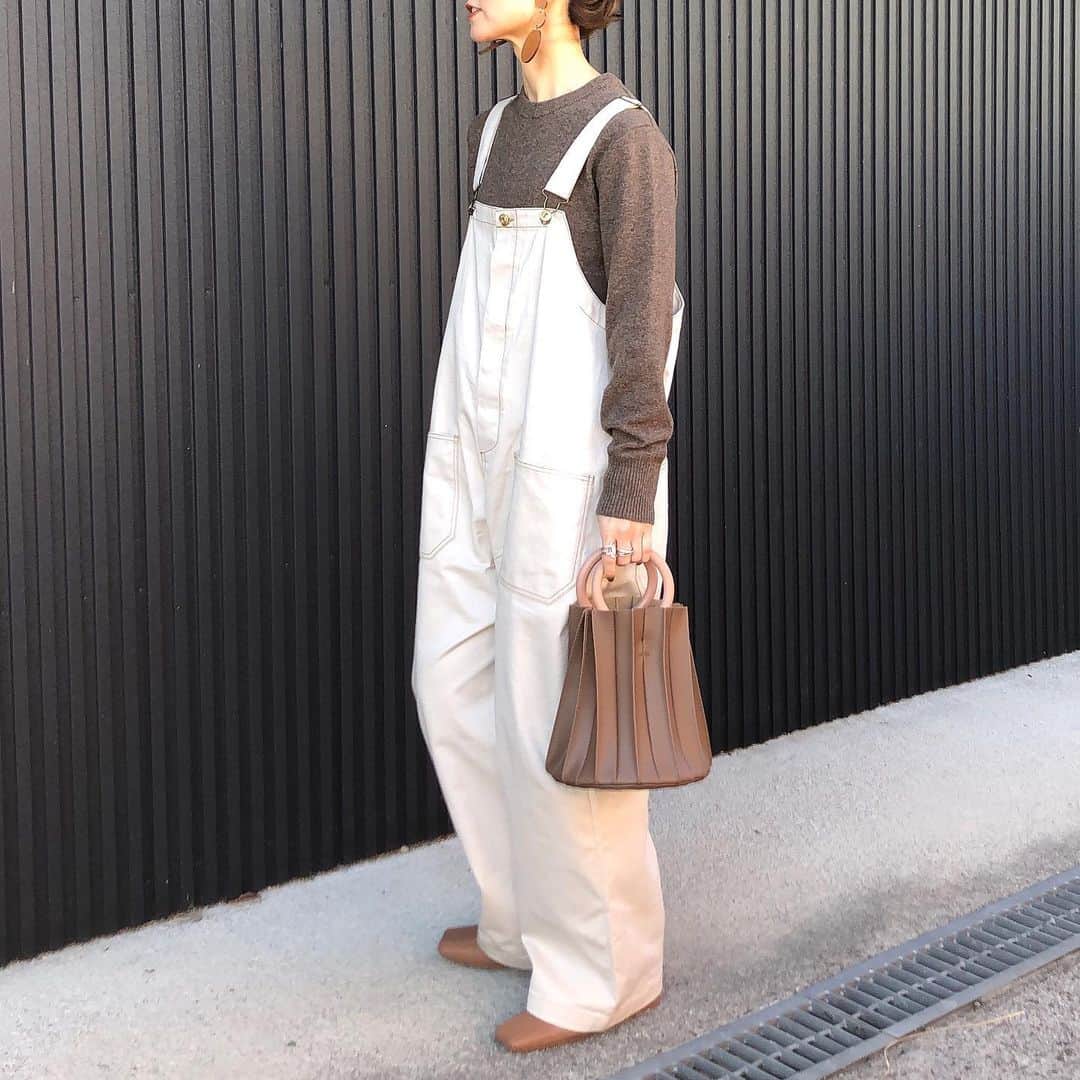 akko0718さんのインスタグラム写真 - (akko0718Instagram)「1月9日(木) . . 昨日はあったかかったからアウターなしでうろうろ🚶‍♀️ . @mite__official のサロペットはほんとにかわいくてお気に入りがすぎる🥰 . @storynine_jp のブラウンのニットもちくちくしなくてめっちゃ使えるよ👏 . @gyugyugyu_lme を履いてると骨盤をしっかり矯正してくれる！✨ . 骨盤ベルトとガードルが一体化してるから姿勢も良くなるしホックも3段階あるからお腹回りもスッキリ‪⸜‪‪☺︎‬⸝‬‪‪ . 15日まで初売りでお買い得みたい♡ 気になる方、ストーリーにもURL貼っておくね\\(◡̈)/♥︎ . . #ギュギュギュ #骨盤ショーツ #storynine #ミテガール #ミテジョ #ミテサポーター #kaumo_fashion #locari #ponte_fashion #ootd_kob #mineby3mootd #mineプチプラ部 #おちびコーデ #おちびの輪 #低身長ファッション #プチプラコーデ #シンプルコーデ #アラフォーコーデ #155cmコーデ #大人カジュアルコーデきれいめコーデ #ミリラニ #サロペットコーデ #ajinco #淡色女子 #淡色コーデ #ブラウンコーデ #ベージュコーデ #ワントーンコーデ」1月9日 13時29分 - akko0718
