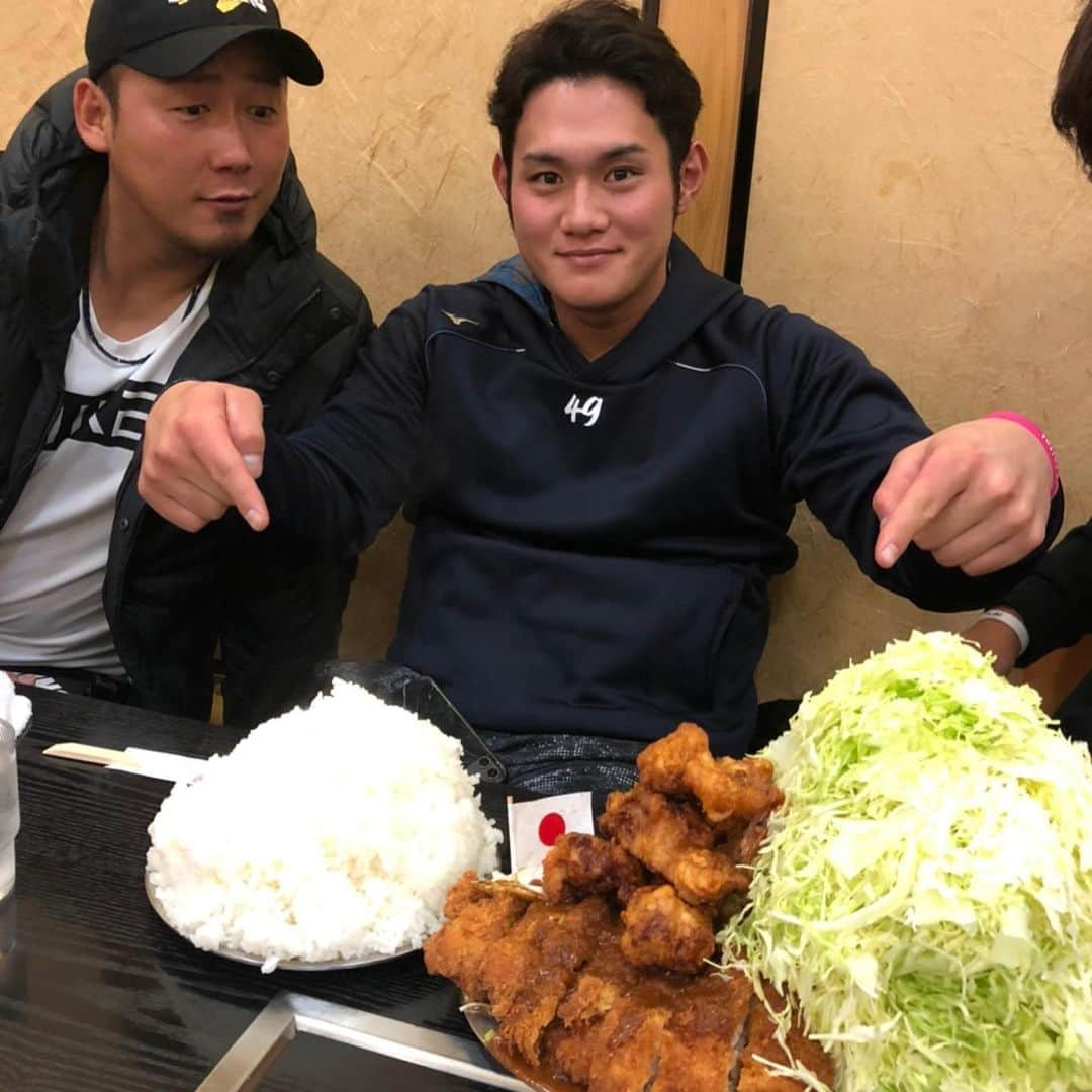 中田翔さんのインスタグラム写真 - (中田翔Instagram)「食うのもトレーニング！！ みんな倒れてます！笑 #中田翔#白村明弘#上條優太#姫野優也#正隨優弥 #秀島正芳 #早川怜#食トレ#レストランキングスポート」1月9日 13時36分 - shonakata_official