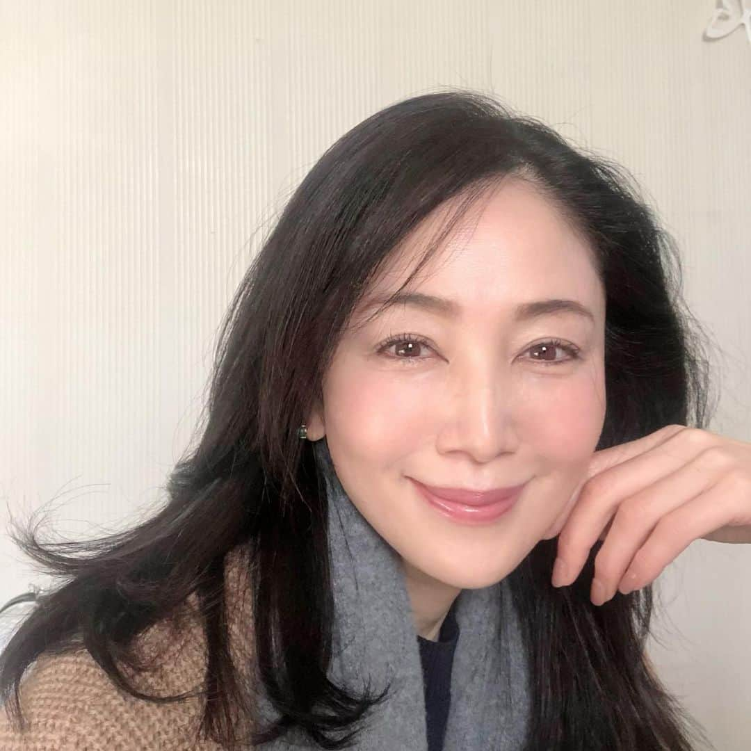 坂村かおるさんのインスタグラム写真 - (坂村かおるInstagram)「50歳を過ぎてから 「バランス」と「整え直す」と言うことを考え始めた‥  昔は、髪は長ければ長いほど好きだったけど‥ 髪の長さも、自分の身長、ファッション、顔のバランスによって変えて行くべきだと思った。  少しづつだけど、今の私の身体や顔にあったベストバランスを考えながら、髪を切る事にした😊  黄金比を求めて‥  #バランス#髪を切る#黄金比#整える#身体とのバランス#坂村かおる#クィーンオブ美魔女#美魔女#50歳から美しく#美しく老いる」1月9日 13時49分 - kaoru.sakamura