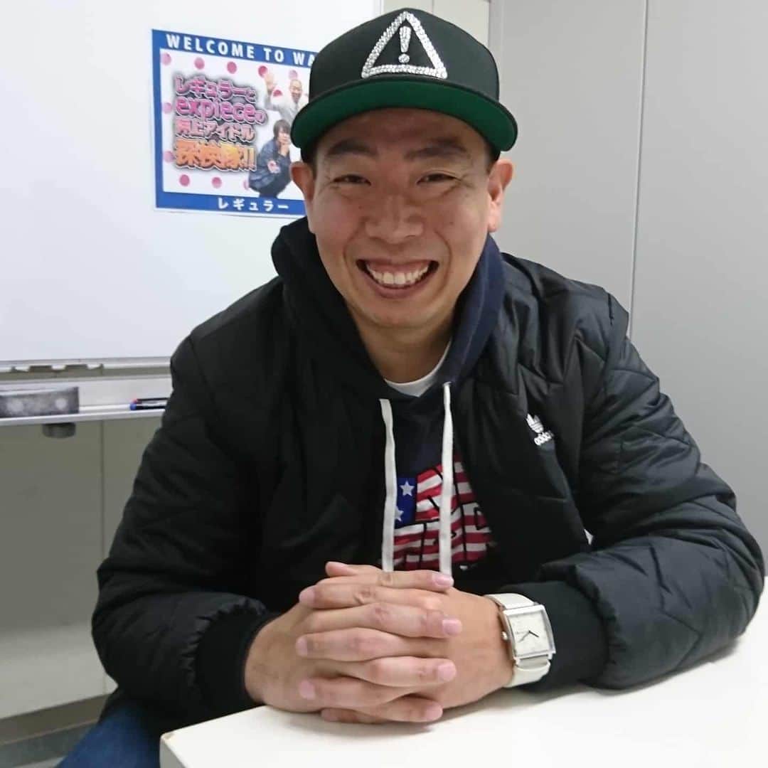 のインスタグラム：「明日(金)は新宿シアターブラッツにて12時00分～19時頃 『R-1グランプリ2020予選』のMCをしてます♪  #レギュラー #あるある探検隊 #r1グランプリ2020 #始まってます #集まれ #お笑い好き #そして #平日何もしてない人 #レギュラー松本 #帽子 #kenjapan #上着 #adidas #時計 #ノーマンデー #nomondey #腕時計#ズボン #UNIQLO」