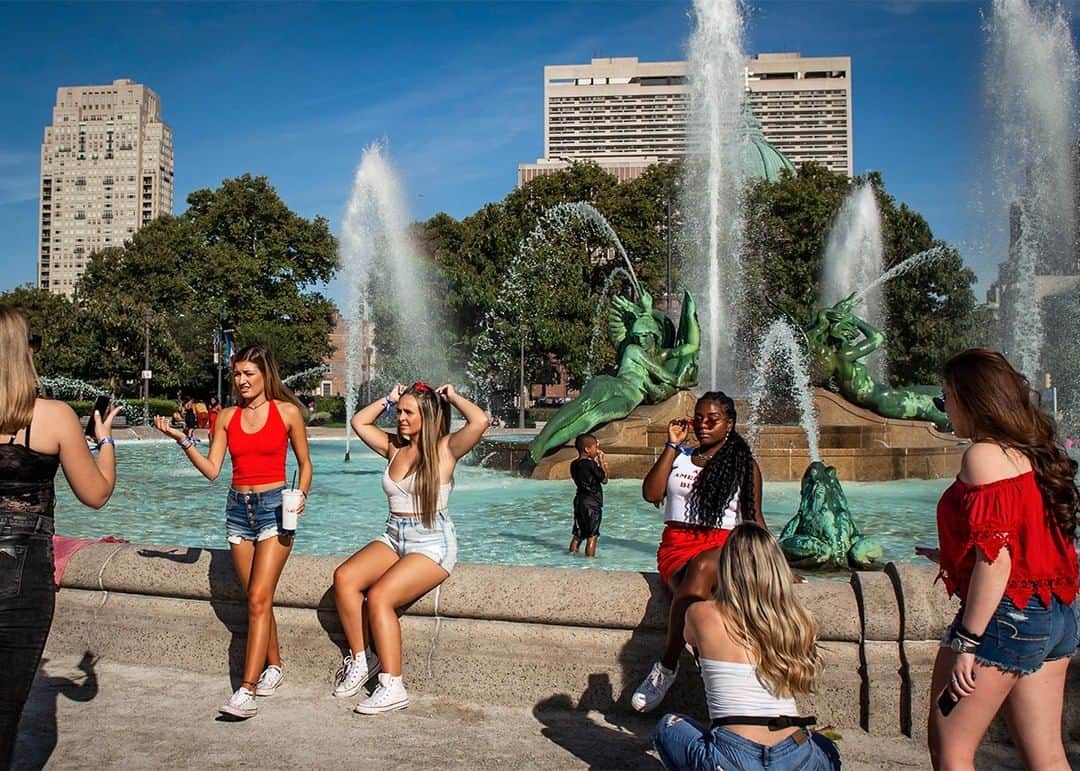 National Geographic Travelさんのインスタグラム写真 - (National Geographic TravelInstagram)「Photo by @dina_litovsky | Young women take photos by the fountain in Philadelphia’s vibrant Logan Square. For more images, follow me @dina_litovsky.」1月9日 14時09分 - natgeotravel