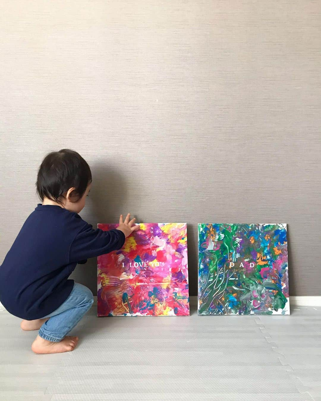 佐倉真衣さんのインスタグラム写真 - (佐倉真衣Instagram)「息子からパパへのプレゼントは 初めてのアート💚🎨🎁 一生懸命やってたからスタジオに飾ってくれるといいね！(圧力) . #iloveyoudad #boy #art #babyboy #present #babyart#男の子#男の子ママ」1月9日 14時02分 - maitanaka20