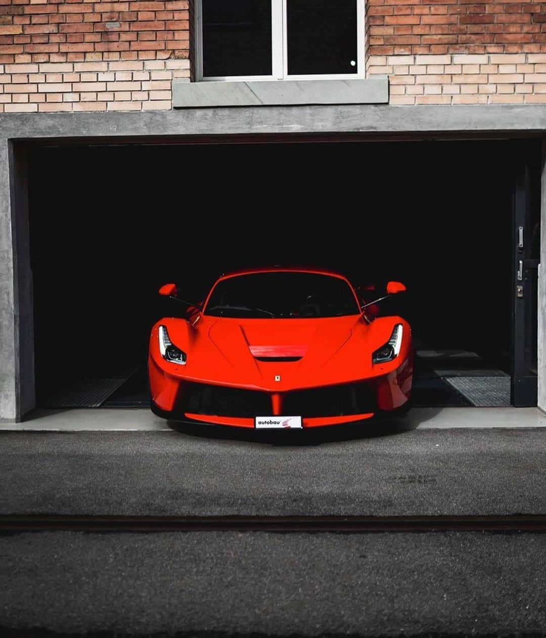 CARLiFESTYLEさんのインスタグラム写真 - (CARLiFESTYLEInstagram)「Slammed LaFerrari. Yes or No? Photo by @blekoshots #carlifestyle #laferrari」1月9日 14時03分 - carlifestyle