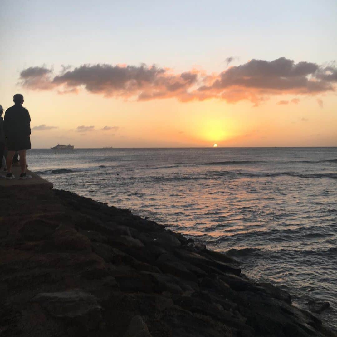 笑福亭鶴瓶さんのインスタグラム写真 - (笑福亭鶴瓶Instagram)「ハワイのアラモアナビーチのサンセット」1月9日 14時08分 - shofukuteitsurube