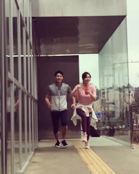 のインスタグラム：「#올포유 🧡2020 s/s 화보 촬영장^^* 늘 너무 재밌는 현장!😊 예쁘고 멋진옷들 기대해주세요^^*👚👕🧥👜👟⛳」