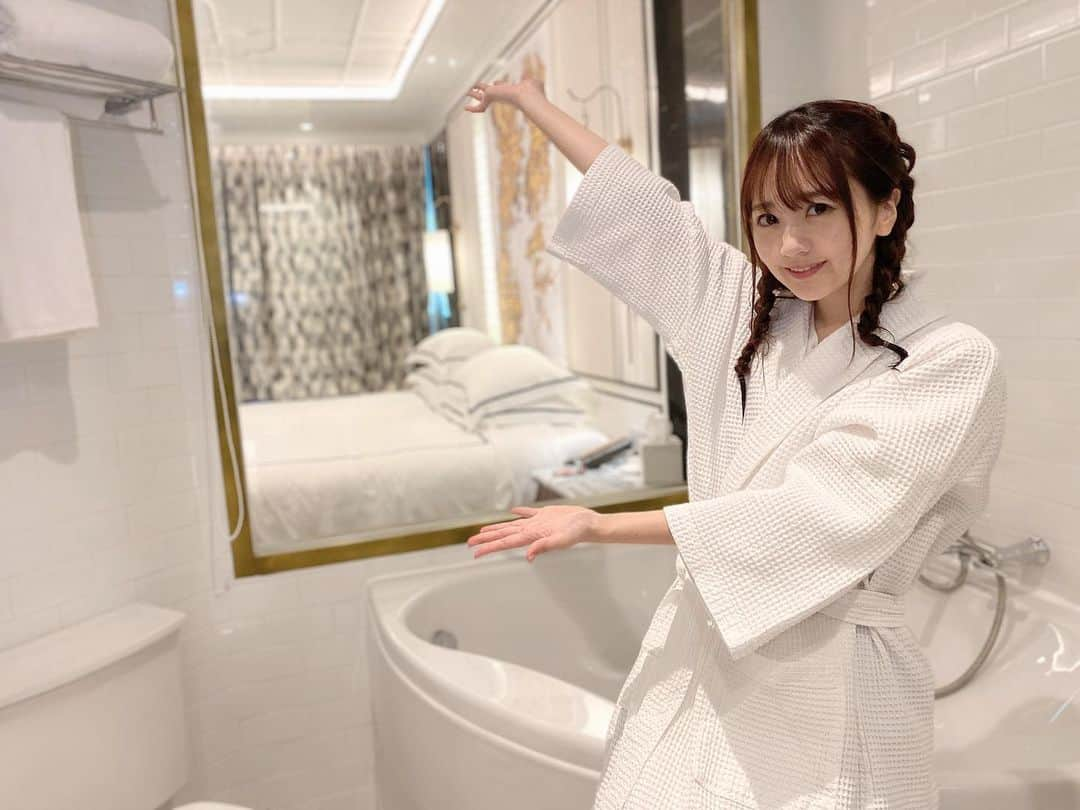 浜田翔子さんのインスタグラム写真 - (浜田翔子Instagram)「bathrobe🧼 YouTubeで お部屋紹介ホテルぷらりしてます。 このベッドがほんとよかったなぁぁ高さが凄くて 落ちた時痛かったけど🤣 ベッドかえたい😌」1月9日 14時30分 - shoko_hamada