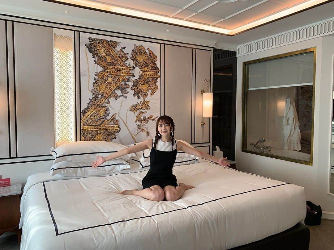 浜田翔子さんのインスタグラム写真 - (浜田翔子Instagram)「bathrobe🧼 YouTubeで お部屋紹介ホテルぷらりしてます。 このベッドがほんとよかったなぁぁ高さが凄くて 落ちた時痛かったけど🤣 ベッドかえたい😌」1月9日 14時30分 - shoko_hamada