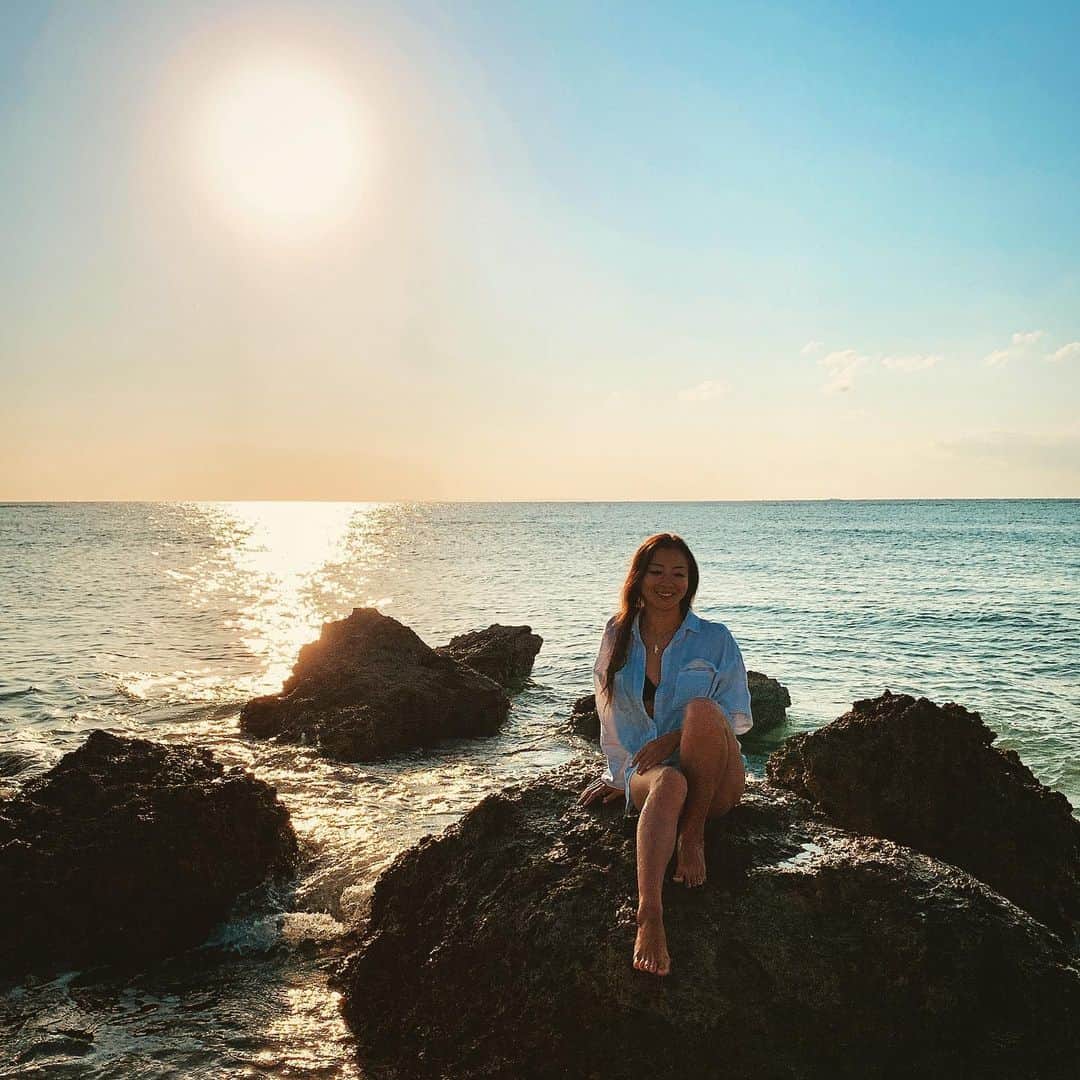のインスタグラム：「沖縄のお正月は夏かなって思うくらいいい天気に恵まれて、お正月気分はあまりなかったけどぽかぽかと良いお正月でした✨ 今年もたくさん海にもぐるぞー💪✨ #okinawa #freediving #oceanlover #sunset」