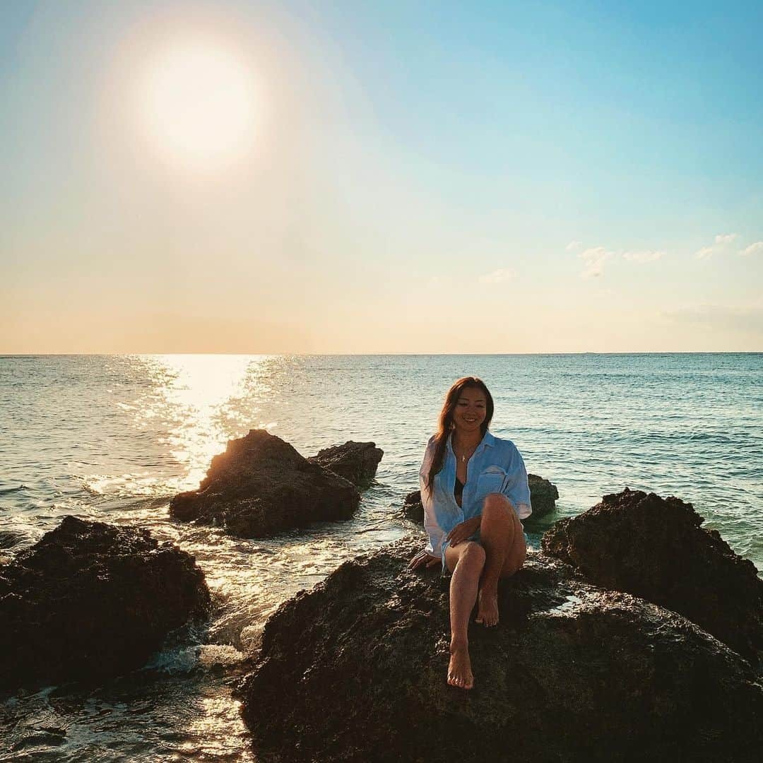 福田朋夏さんのインスタグラム写真 - (福田朋夏Instagram)「沖縄のお正月は夏かなって思うくらいいい天気に恵まれて、お正月気分はあまりなかったけどぽかぽかと良いお正月でした✨ 今年もたくさん海にもぐるぞー💪✨ #okinawa #freediving #oceanlover #sunset」1月9日 14時34分 - tomoka_fukuda