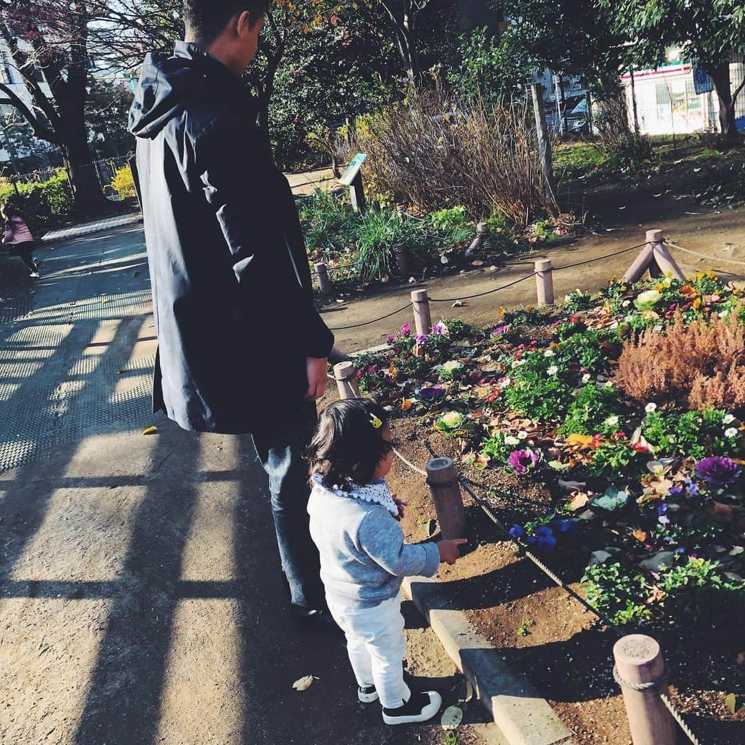 尾形沙耶香さんのインスタグラム写真 - (尾形沙耶香Instagram)「#familytime 👨‍👩‍👦 #公園遊び」1月9日 14時40分 - sayakaogata