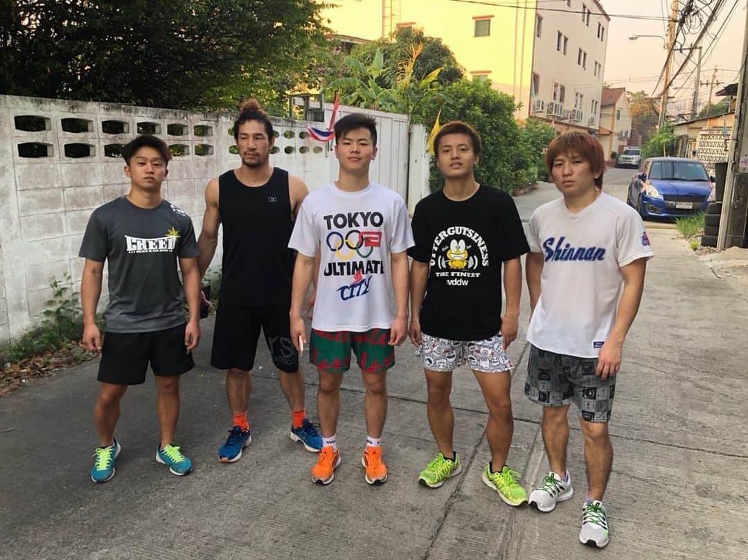 那須川天心さんのインスタグラム写真 - (那須川天心Instagram)「朝6時から15kmくらい走りました タイはだいぶ暑いです これから練習です🔥 頑張ります✌️ #タイ #ペッティンディー #疲れすぎて #皆無表情 #🇹🇭」1月9日 15時09分 - tenshin.nasukawa