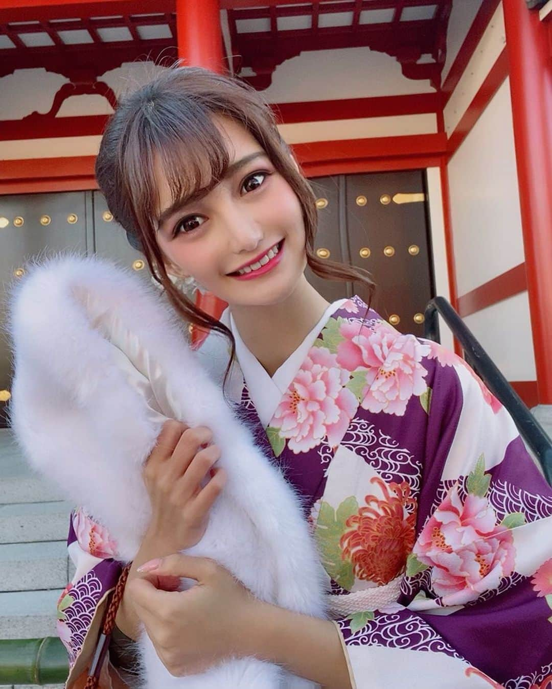 ひなたまりんさんのインスタグラム写真 - (ひなたまりんInstagram)「白いふわふわちゃん成人式ぶりだ🐰 笑顔と歯をよく褒められるんだけども @labouche.dc さんでホワイトニングしてます！ 1回10分で終わって直後にコーヒーも赤ワインも大丈夫👌🏻 ひなたまのインスタ見たと予約時に伝えると、 安くなるので是非行ってみてください🦷 ホワイトニング初回15000円→10000円✨ 美和子先生今年もよろしくお願いします💓 #ラブージュデンタルクリニック #美和子先生 #ホワイトニング #オフィスホワイトニング #マウスピース矯正 #無痛リップ形成 #ボトックス注射 #プラセンタ注射 #脂肪溶解注射 #ハーブピーリング #デンタルクリニック #審美歯科 #美容クリニック」1月9日 15時09分 - hinata_marin_