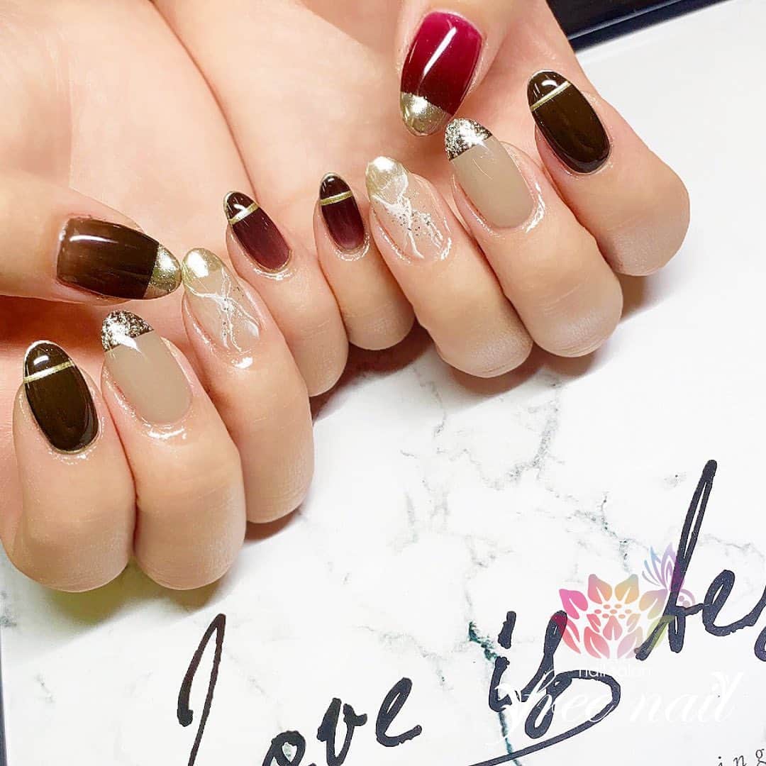 free nail フリーネイルのインスタグラム：「. お客様ネイル💅🏻❄️ . カラーミラーネイル🎨 . シックな大人の冬ネイル⛄️❄️ . ご来店ありがとうございました🙇🏻‍♀️🙇🏻‍♀️🙇🏻‍♀️💗 . #ネイルアート #ジェルネイル #ネイルサロン #大阪ネイルサロン #ネイルデザイン #ネイルチェンジ #大理石ネイル #ミラーネイル #メタリックネイル #グリッターネイル #ブラウンネイル #ゴールドネイル #ボルドーネイル #デザインネイル #トレンドネイル #シンプルネイル #大人ネイル #冬ネイル #winternails #nailsart #nailsdid #美甲 #日式美甲 #日式美甲胶 #日本美甲师 #日本美甲老师 #美甲上课 #日本胶 #フリーネイル #freenail」