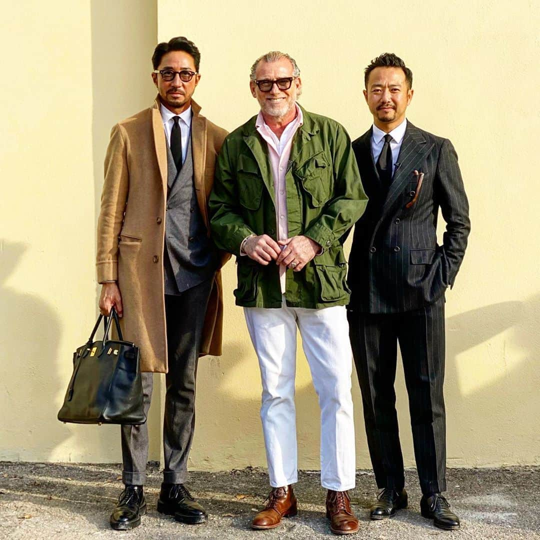 干場義雅さんのインスタグラム写真 - (干場義雅Instagram)「2020 PITTI UOMO A/W。イタリアのスタイルをベースに、ヴィンテージのミリタリーアイテムや無骨なアメリカンウェアを取り入れた独自のスタイルで、ストリートスナップでは必ず登場するファッションアイコンであり、自身のお店をイタリアで経営するアレッサンドロ・スクアルツィさんに、神藤さんと一緒に動画インタビューしました。ピッティ速報第一弾はアップしていますが、「突撃！イタリア人の着こなし」もまもなく動画でアップする予定です。FORZAかYouTubeをチェックしてみて下さいね。イタリア人のファッションのこだわりが手に取るようにわかりますよ！　ということで、アレッサンドロ・スクアルツィさん、そしてスピラーレの神藤さんと記念にパチリ。2人とも、スタイルがあってカッコイイですね！ ＝＝＝＝＝＝＝＝＝＝＝＝＝＝＝＝＝＝＝＝＝＝＝＝＝ @alessandrosquarzi  #アレッサンドロスクアルツィ  #干場義雅 @yoshimasa_hoshiba  #yoshimasahoshiba  @forzastylecom  #forzastyle  #pitti #pittiuomo  #pitti2020 #sihh2020 #gentlemanstyle #FORZASTYLE @arcodio_official  #arcodio @rayban  #rayban @wh_official_orientalshoes  #wh @vacheronconstantin  #vacheronconstantin  @johnlobb #johnlobb  @beams_official  #beamsf @beams_nakamura  @mitsuru_strano  #mitsurustrano  @hestragloves  #hestragloves  @takashimayastyleorder  #takashimayastyleordersalon  @hermes  #hermes」1月9日 15時14分 - yoshimasa_hoshiba