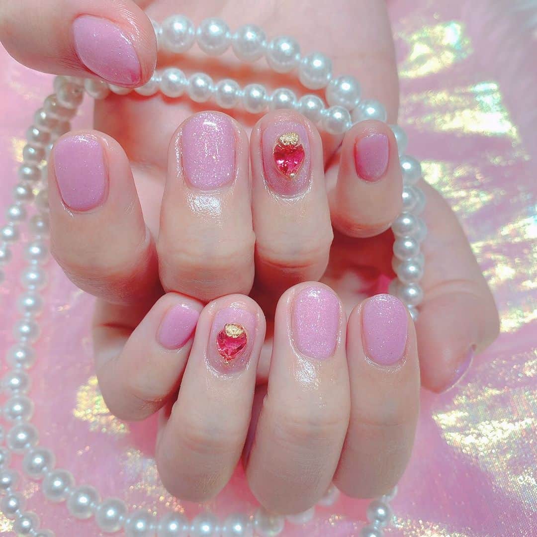 葉月七瀬のインスタグラム：「pomynailさんで店長なぎちゃんに 今年初ネイルしてもらった💅🏻💞 . なぎちゃんが新しいパーツ入ったよ💓 ってオススメしてくれたハートのパーツにした😍✨ ちっちゃいハートさん💗かわいい💗 安定のピンクだよん( ⸝⸝•ᴗ•⸝⸝ )੭⁾⁾ #pomynail #newnail #pink  #heart #ラメ」