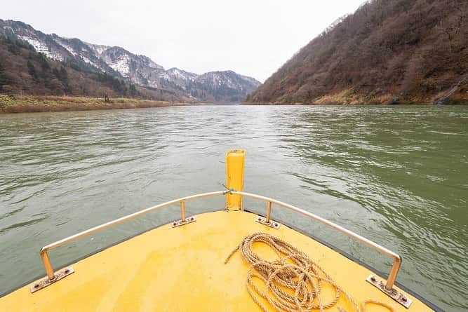 東北女子さんのインスタグラム写真 - (東北女子Instagram)「最上川划船🚣‍♀️ 今年雪下太少，12月時還沒有美麗的雪景，期待這兩個月可以讓雪鋪滿整個最上川😍  還可以追加芋煮方案，邊賞景邊吃美食😋  搭完船後還不過癮的話可以直接住看得到最上川的旅館，滿滿一整天的最上川行程❣️ . . 最上川划船 @basyoline . .  高見屋最上川別邸紅 @mogamigawabeni . .  #日本東北 #東北 #山形 #最上 #最上川 #別邸紅 #山形県 #芋煮 #雪景 #雪 #日本旅館 #舟下り #yamagata #mogami #imoni」1月9日 15時25分 - tohoku_girl_official