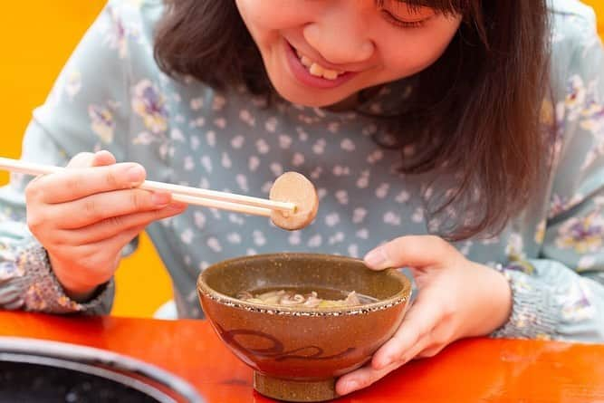 東北女子さんのインスタグラム写真 - (東北女子Instagram)「最上川划船🚣‍♀️ 今年雪下太少，12月時還沒有美麗的雪景，期待這兩個月可以讓雪鋪滿整個最上川😍  還可以追加芋煮方案，邊賞景邊吃美食😋  搭完船後還不過癮的話可以直接住看得到最上川的旅館，滿滿一整天的最上川行程❣️ . . 最上川划船 @basyoline . .  高見屋最上川別邸紅 @mogamigawabeni . .  #日本東北 #東北 #山形 #最上 #最上川 #別邸紅 #山形県 #芋煮 #雪景 #雪 #日本旅館 #舟下り #yamagata #mogami #imoni」1月9日 15時25分 - tohoku_girl_official