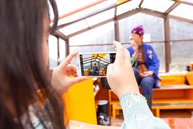 東北女子さんのインスタグラム写真 - (東北女子Instagram)「最上川划船🚣‍♀️ 今年雪下太少，12月時還沒有美麗的雪景，期待這兩個月可以讓雪鋪滿整個最上川😍  還可以追加芋煮方案，邊賞景邊吃美食😋  搭完船後還不過癮的話可以直接住看得到最上川的旅館，滿滿一整天的最上川行程❣️ . . 最上川划船 @basyoline . .  高見屋最上川別邸紅 @mogamigawabeni . .  #日本東北 #東北 #山形 #最上 #最上川 #別邸紅 #山形県 #芋煮 #雪景 #雪 #日本旅館 #舟下り #yamagata #mogami #imoni」1月9日 15時25分 - tohoku_girl_official