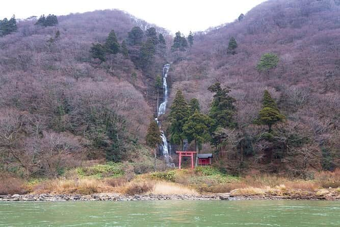 東北女子さんのインスタグラム写真 - (東北女子Instagram)「最上川划船🚣‍♀️ 今年雪下太少，12月時還沒有美麗的雪景，期待這兩個月可以讓雪鋪滿整個最上川😍  還可以追加芋煮方案，邊賞景邊吃美食😋  搭完船後還不過癮的話可以直接住看得到最上川的旅館，滿滿一整天的最上川行程❣️ . . 最上川划船 @basyoline . .  高見屋最上川別邸紅 @mogamigawabeni . .  #日本東北 #東北 #山形 #最上 #最上川 #別邸紅 #山形県 #芋煮 #雪景 #雪 #日本旅館 #舟下り #yamagata #mogami #imoni」1月9日 15時25分 - tohoku_girl_official