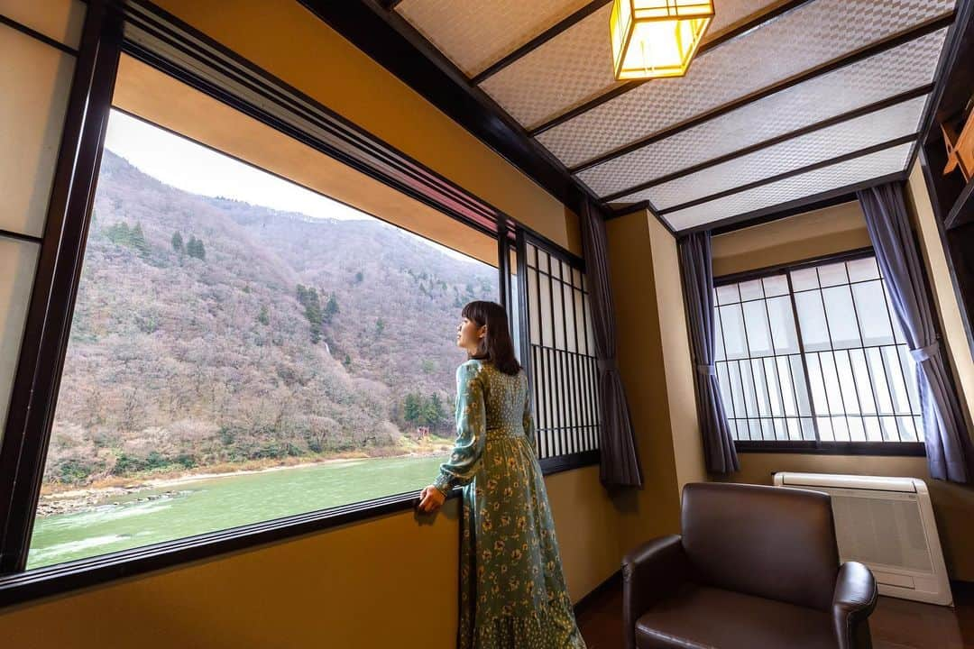 東北女子さんのインスタグラム写真 - (東北女子Instagram)「最上川划船🚣‍♀️ 今年雪下太少，12月時還沒有美麗的雪景，期待這兩個月可以讓雪鋪滿整個最上川😍  還可以追加芋煮方案，邊賞景邊吃美食😋  搭完船後還不過癮的話可以直接住看得到最上川的旅館，滿滿一整天的最上川行程❣️ . . 最上川划船 @basyoline . .  高見屋最上川別邸紅 @mogamigawabeni . .  #日本東北 #東北 #山形 #最上 #最上川 #別邸紅 #山形県 #芋煮 #雪景 #雪 #日本旅館 #舟下り #yamagata #mogami #imoni」1月9日 15時25分 - tohoku_girl_official