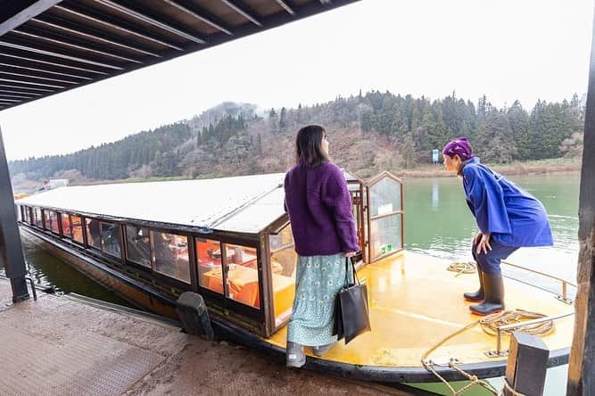 東北女子のインスタグラム：「最上川划船🚣‍♀️ 今年雪下太少，12月時還沒有美麗的雪景，期待這兩個月可以讓雪鋪滿整個最上川😍  還可以追加芋煮方案，邊賞景邊吃美食😋  搭完船後還不過癮的話可以直接住看得到最上川的旅館，滿滿一整天的最上川行程❣️ . . 最上川划船 @basyoline . .  高見屋最上川別邸紅 @mogamigawabeni . .  #日本東北 #東北 #山形 #最上 #最上川 #別邸紅 #山形県 #芋煮 #雪景 #雪 #日本旅館 #舟下り #yamagata #mogami #imoni」