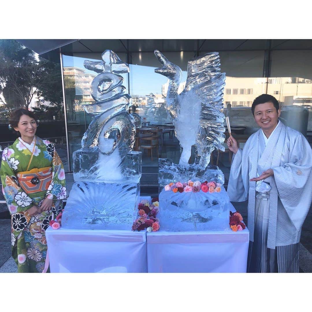 武田華奈のインスタグラム：「. 「あけましておめでとうございます！」 というご挨拶をして、 「はっ！本当にお正月なんだ！」と実感し、慌ただしい年末年始で、完全に気持ちのついていかなかった今年の元日特番🎍 . 着物がすごくお気に入りでした𓀠𓀠 ヘアセットはアンティさん、そして髪飾りはなんと！渕上明里ちゃんママの手作り𓆸かわいいです。 おめでたい氷彫刻とともに。 . #umk #テレビ宮崎 #よかばん #キモノハーツ #今年もよろしくお願いします @ant.amour.branche  @kimonohearts_mz」