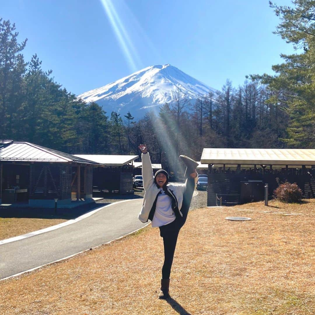 鉢嶺杏奈さんのインスタグラム写真 - (鉢嶺杏奈Instagram)「私の大好きな イラストレーターの兎村彩野さん達と キャンプへ行ってきましたー❤️ 一番嬉しかったこと。 兎村彩野×hotel koe tokyo のロンTを、一緒に着れたことw  んもぉーこのロンTお気に入りすぎて 何度も着てます！！！！ 兎村さんに会うから着てきたら 杏ちゃん着てるの見たから、私も着てきたって❤️❤️❤️ 嬉しいーーーー\(//∇//)\ しかも、私の知ってる自然の中のキャンプは ほら。。。 寒さに耐えたり。 空腹に耐えたり。だったからw  今は星空も満喫できて 美味しいお肉もたらふく食べれて あったかい部屋で 人生初のブタミントンもできて。w（これ知ってる人と知らない人別れるらしい。ちなみに知らなかった私。めちゃくちゃ楽しいゲームですw.） やっぱりキャンプって最高だね\(//∇//)\w」1月9日 15時32分 - hachimine_anna