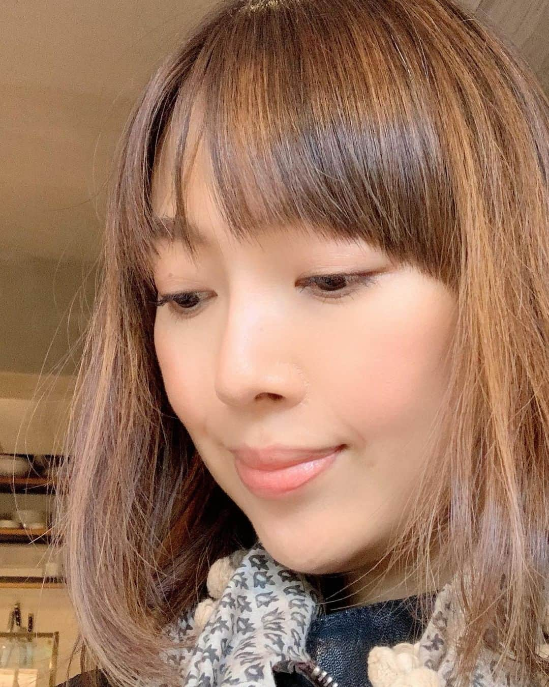 松見早枝子さんのインスタグラム写真 - (松見早枝子Instagram)「料理家だから、美容やコスメのことを書くのはなるべく控えよう、、と数年間思ってきたのですが、元来#ナチュラルコスメ が好きで好きで、そろそろ限界とは思うけれど😅今のところ100%#セルフケア 派。 ・ さらに#エイジングケア に関することに多大な関心があるので、マイルールを今年から変えて、書かせて頂きたいと思います💪 ・ 最近はフェイスケアの進化が著しくて、パッと見では年齢が分からない美しい方ばかり👀 ・ そんな中、わずかに差が出てくるのは、髪の状態と歯かなと。 ・ 髪のケアは、昔から頭皮ケアと、髪を作る元になる食事を大事にしています。 ・ 今ある髪はサロンのトリートメントで艶が出せますが、頭皮と生え際はなかなか短期間では手強く、また元がきれいな髪ならばトリートメント効果もさらに絶大になるはずです‼️ ・ 最近、長年難民だったシャンプーとコンディショナーにやっと終着点が見え始めました😂✨ ・ デイリーな#頭皮ケアシャンプー には、パサつき、ベタつきゼロの#etvos @etvos.jp の#リフレッシュシャンプー を。 ・ 使い方を誤ると地肌を詰まらせるリスクもあるトリートメントは無しで、アフターバスに#オーガニックウェイ @oway.jp_official のトリートメントオイル#glossynectar を伸ばすと、ベタつきゼロながらサラサラツヤツヤになりおススメです💯 ・ 疲れやストレスで頭が重い時、汚れをスッキリクレンジングしたい時は、#アルジタル #argital @argital_japan の電磁波デトックスにも強い#グリーンクレイ の#ピュリファイングシャンプー も愛用しています🌿 ・ またヘアサロン#amata を経営する髪のスペシャリスト✨美香さん @mikaamata に教えていただいた#ホリスティックキュア @holistic_cures の#くるくるドライヤー がとても素晴らしくて、 ノーマルモードで乾かした後、ヘルシーモードで仕上げるとびっくりするくらいしっとりツヤツヤ、軽い仕上がりに👏👏 ・ ぜひ#髪のエイジングケア 、#抜け毛 #白髪 などの#ヘアロス が気になる方は試してみてください☺️💛 ・ 美香さんのご著書#美髪力 ！もすごく参考になるので、こちらもぜひ✨✨ ・ ・ #粮理家 #ウェルネスフードスタイリスト #松見早枝子 #naturalcosmetics #haircareproducts #wellnessfoodstylist #saekomatsumi」1月9日 15時45分 - saekomatsumi