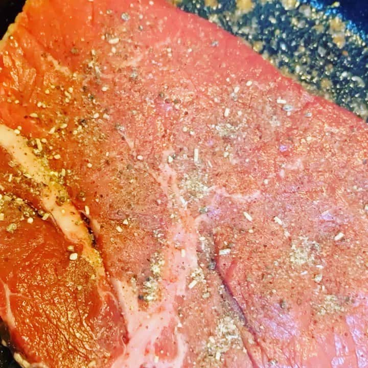 長田成哉のインスタグラム：「マキシマムで味付けして肉を焼いてみた！ #家キャンプ #スキレット #塩撒いて焼くだけだ」
