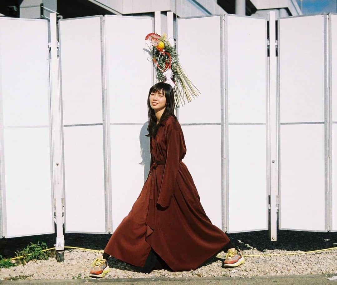 きなりのインスタグラム：「改めて、あけおめことよろです！🙏🎍 新年早々のわたし📸めちゃくちゃゆるい顔してるなあ〜〜🤣 写真展、色んな人が見に行ってくださっていろんなメディアも取り上げてくださって嬉しいです！！15日までやってるので皆様ぜひです！！行った際にはタグ付けして教えてね❤️ 今年もいいスタート👌」