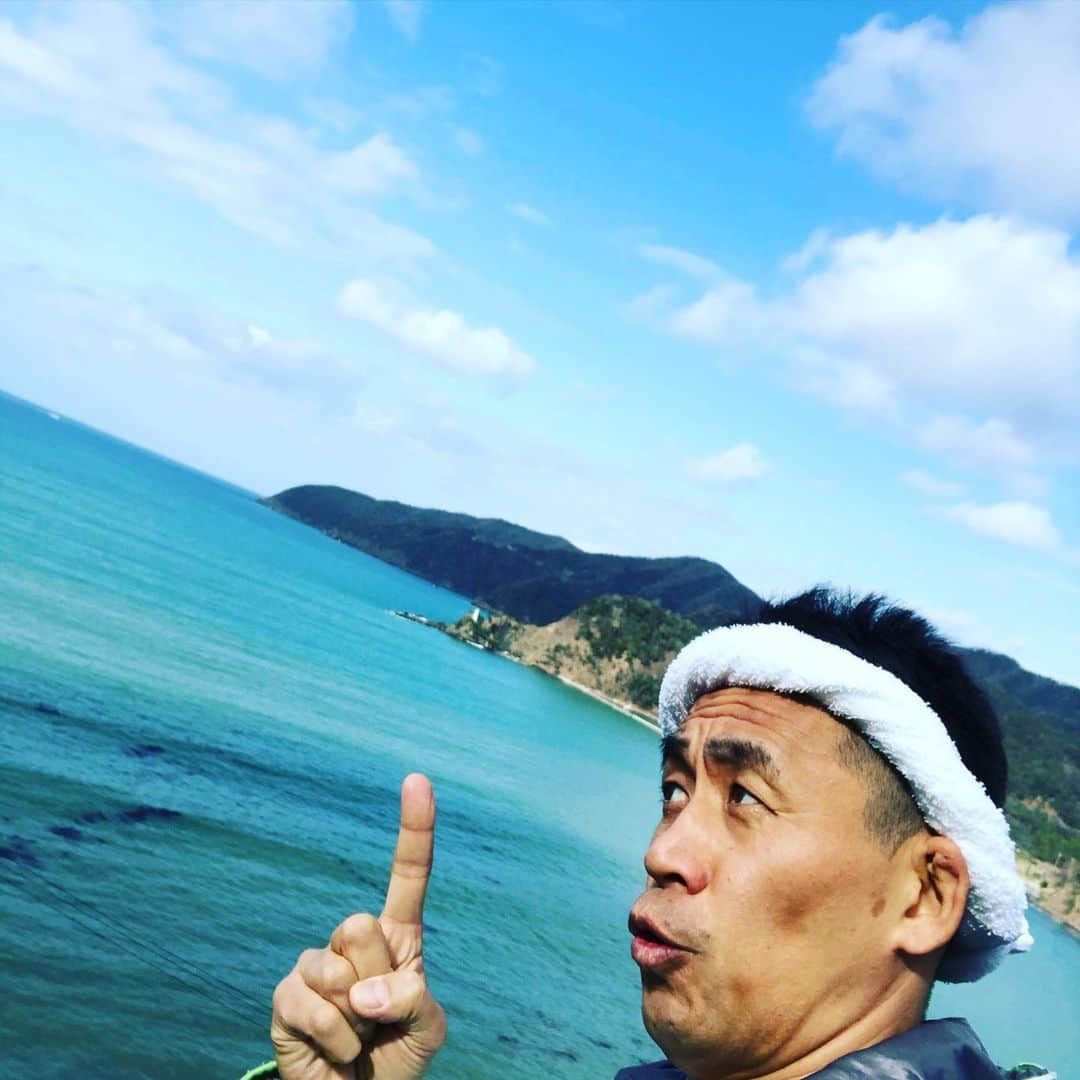 石田靖さんのインスタグラム写真 - (石田靖Instagram)「関西テレビ⑧『よ〜いドン❗️』 「産地の奥さんごちそう様」で福井県小浜市へ💨今回の食材はサバ 地元の奥さん方のサバ料理ご紹介❗️ おおきにごちそうさんです🙏🙏🙏 #関西テレビ #よーいドン #産地の奥さんごちそう様 #産ごち #福井県小浜市 #小浜市 #田烏海水浴場  #鯖 #よっぱらい鯖  #サバ料理 #サバ丼 #サバのぬた和え #サバのトマト味噌煮 #おおきにごちそうさんです #一期一笑  #石田靖」1月9日 16時04分 - yasulog