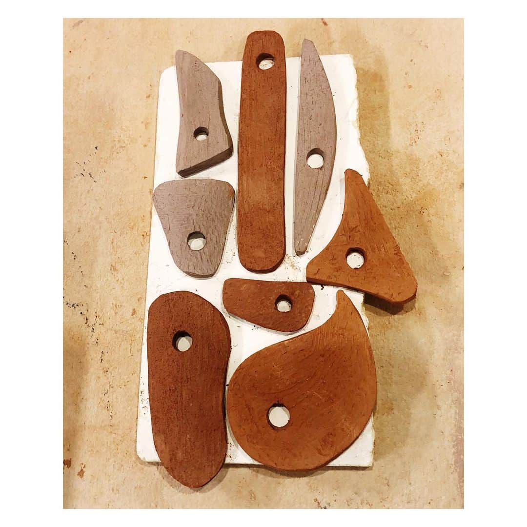 のインスタグラム：「Very excited to be back on the studio ! I had to force myself to stop working thisnnight... /// /// Super heureuse d'avoir retrouvé mon atelier ! J'ai du me faire violence pour arrêter de fabriquer ce soir 🤦🏻‍♀️ #ceramic #handbuild #moderncraft #pottery #clay #art #sculpture #happyness #ceramique #glaze #losangeles」