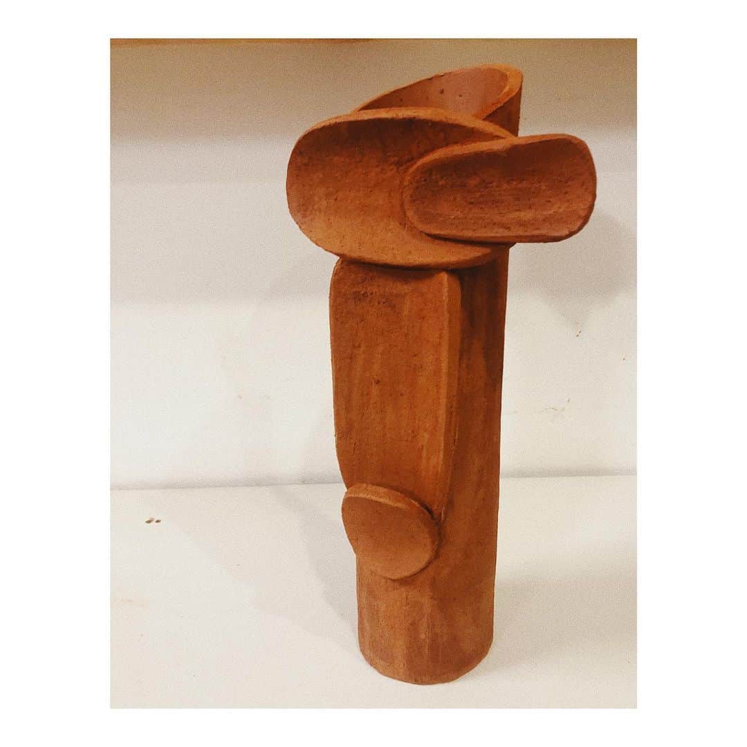 のインスタグラム：「À New shape I just did. /// /// Petite nouveauté pour la série Totem  #ceramic #handbuild #moderncraft #pottery #clay #art #sculpture #happyness #ceramique #glaze #losangeles」