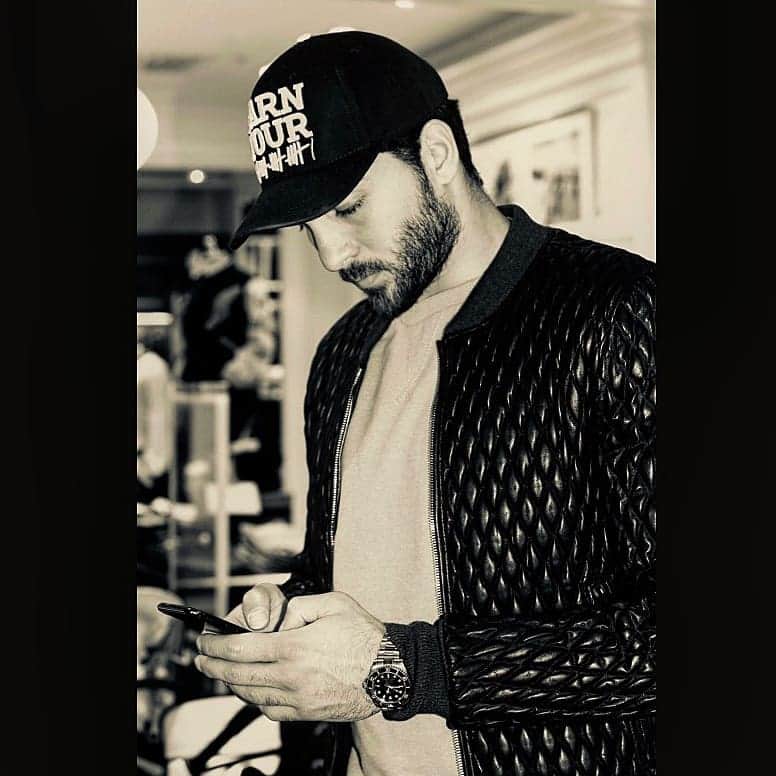 アリレザ・ハギギのインスタグラム：「Life is a mirror and will reflect back to the thinker what he thinks into it!_______________________________________ زندگی مانند آینه است ، هر آنچه را که فرد به آن بیاندیشد برایش انعکاس می دهد!」